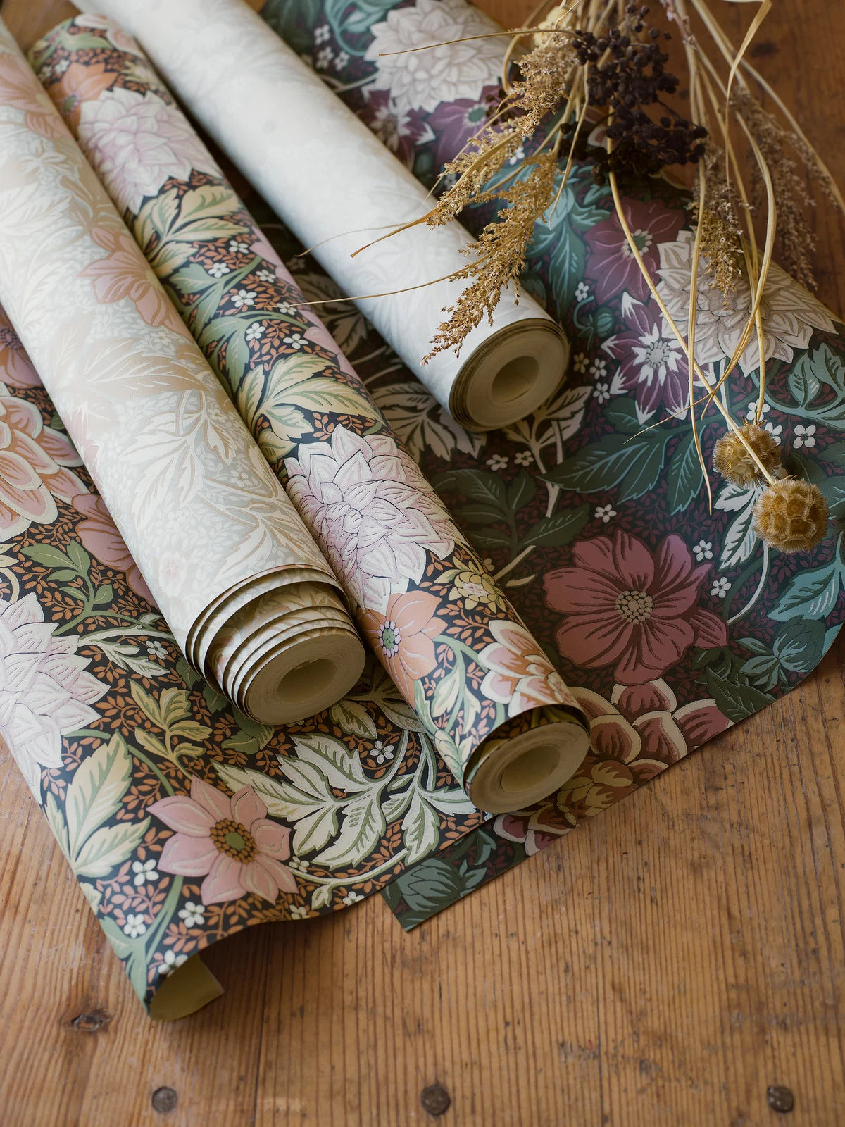 Papierová flizelínová tapeta s rastlinným vzorom DAHLIA GARDEN svetlozelená s ružovou