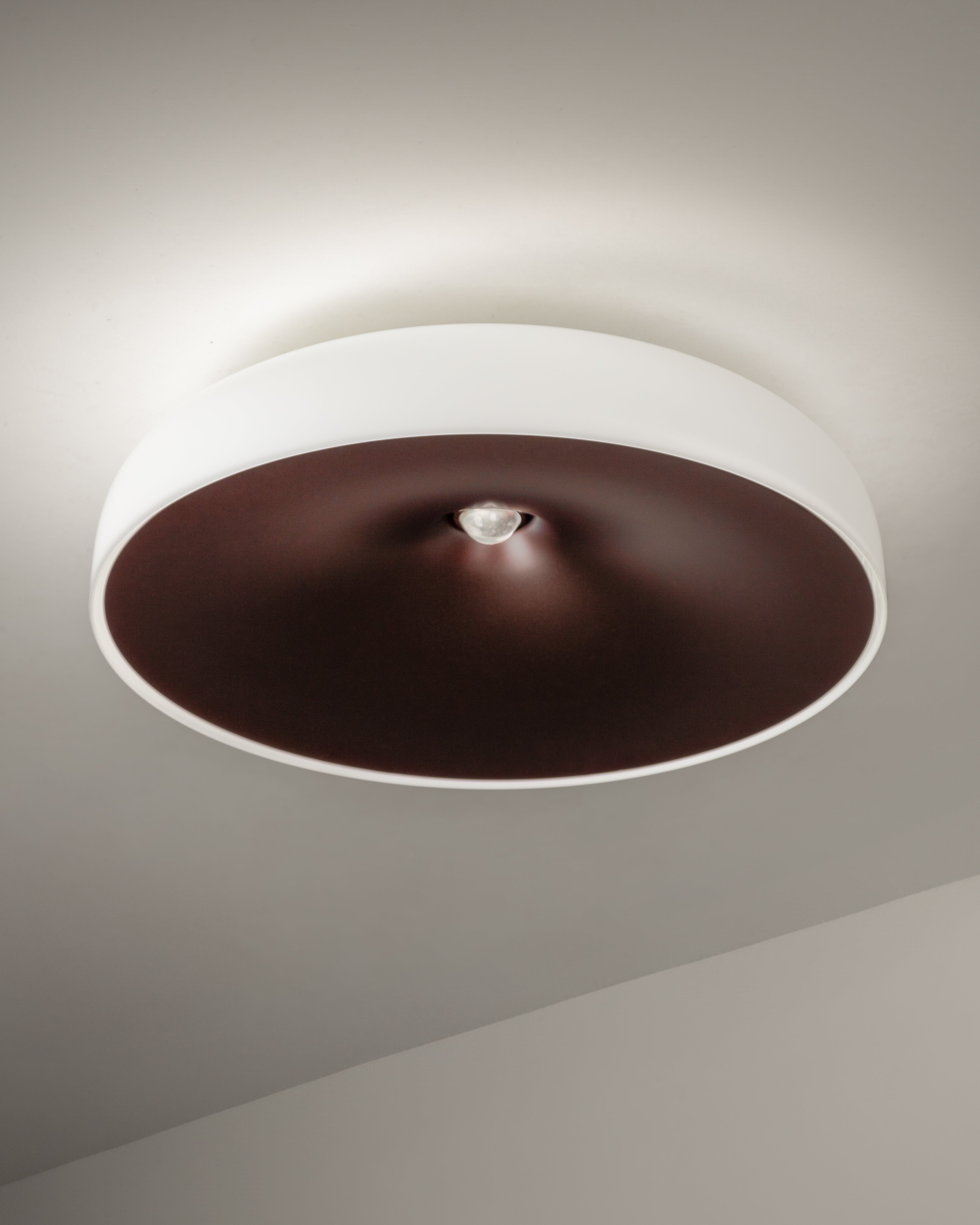 Stropná lampa CHET-B matná hnedá s bielou.
