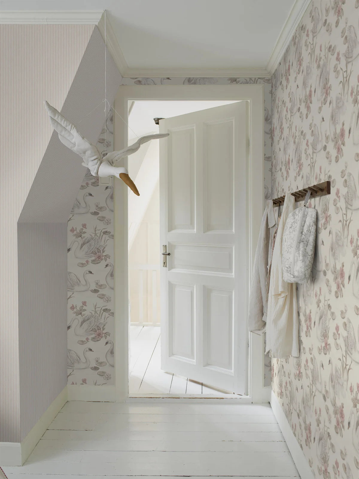 Tapeta so štruktúrou napodobňujúcou ľan pruhovaná POLKA STRIPE ružová s béžovou