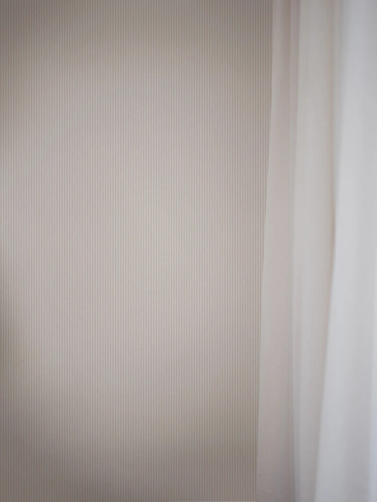 Tapeta so štruktúrou napodobňujúcou ľan pruhovaná POLKA STRIPE ružová s béžovou