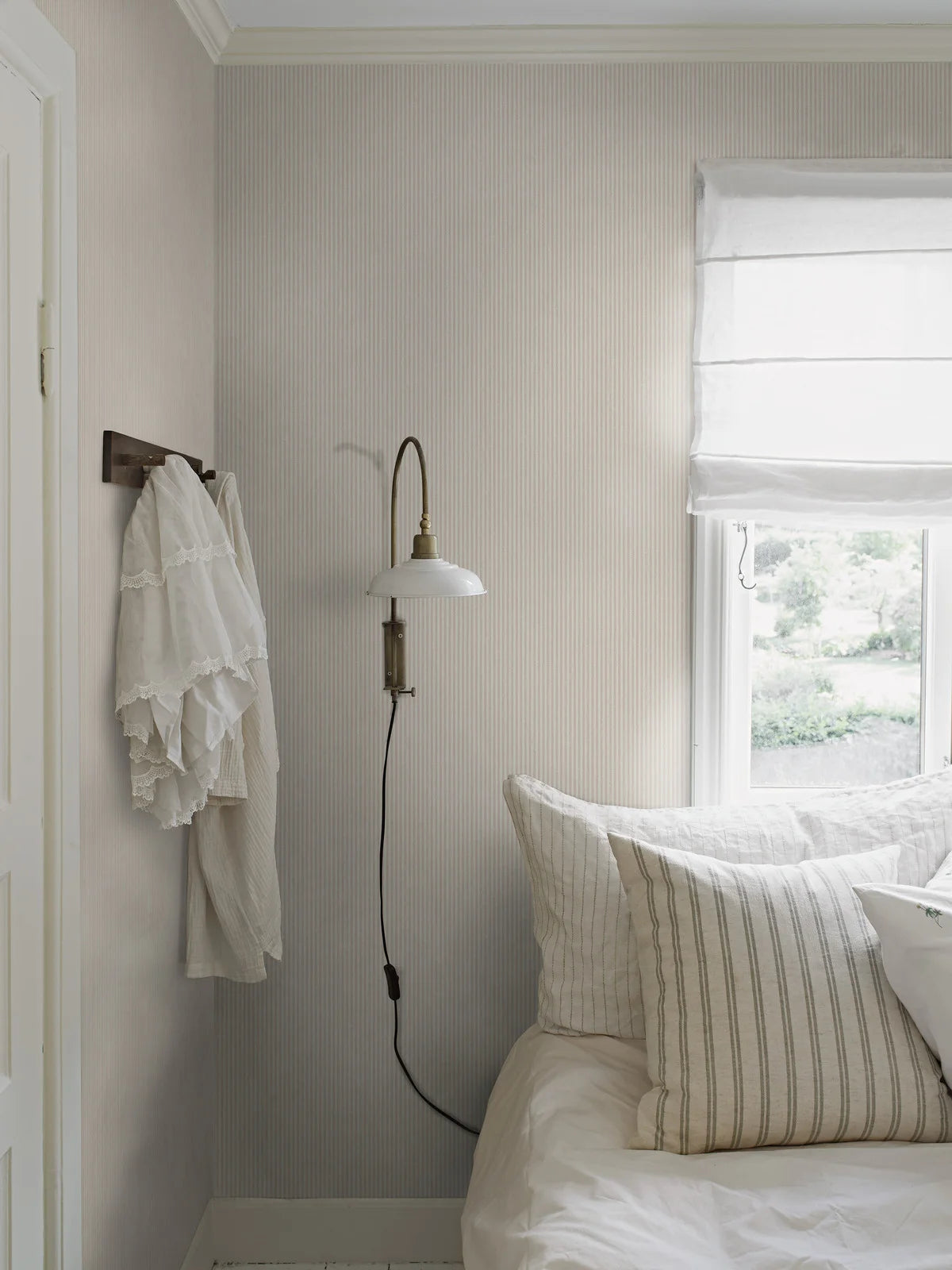 Tapeta so štruktúrou napodobňujúcou ľan pruhovaná POLKA STRIPE ružová s béžovou