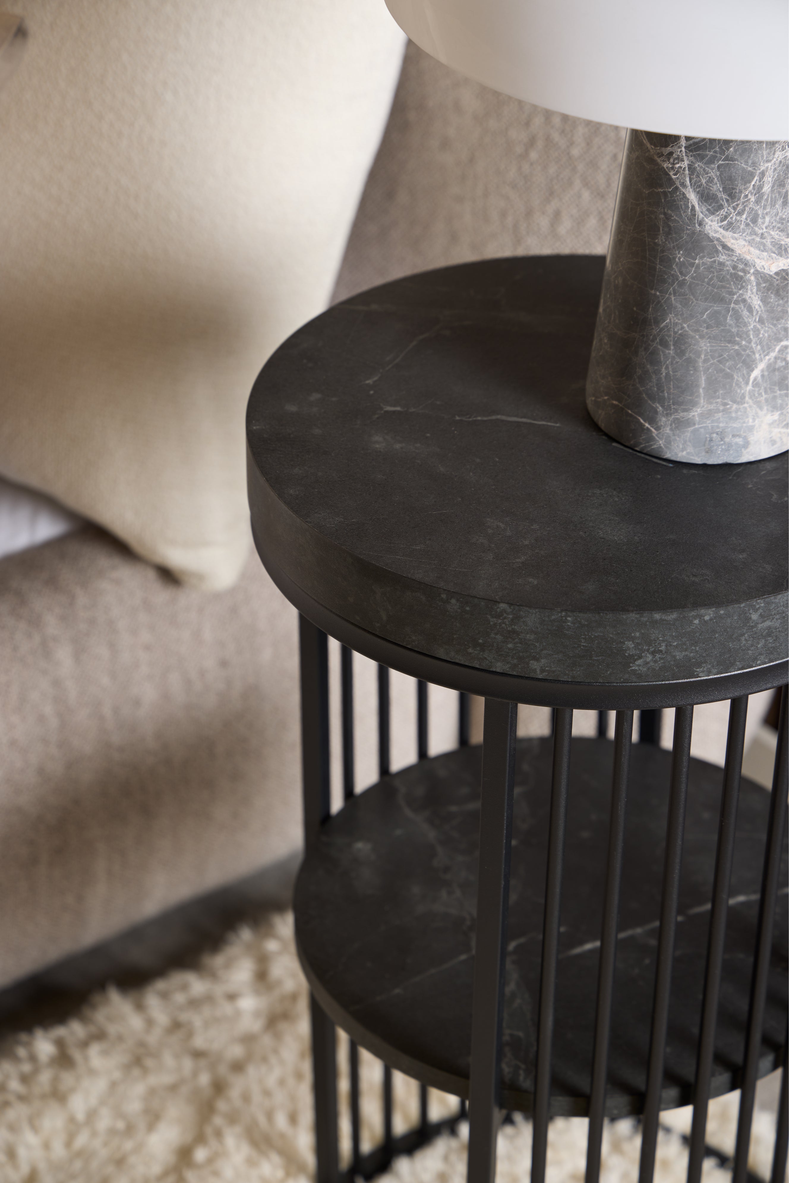 Nočný stolík STRINGTON čierny