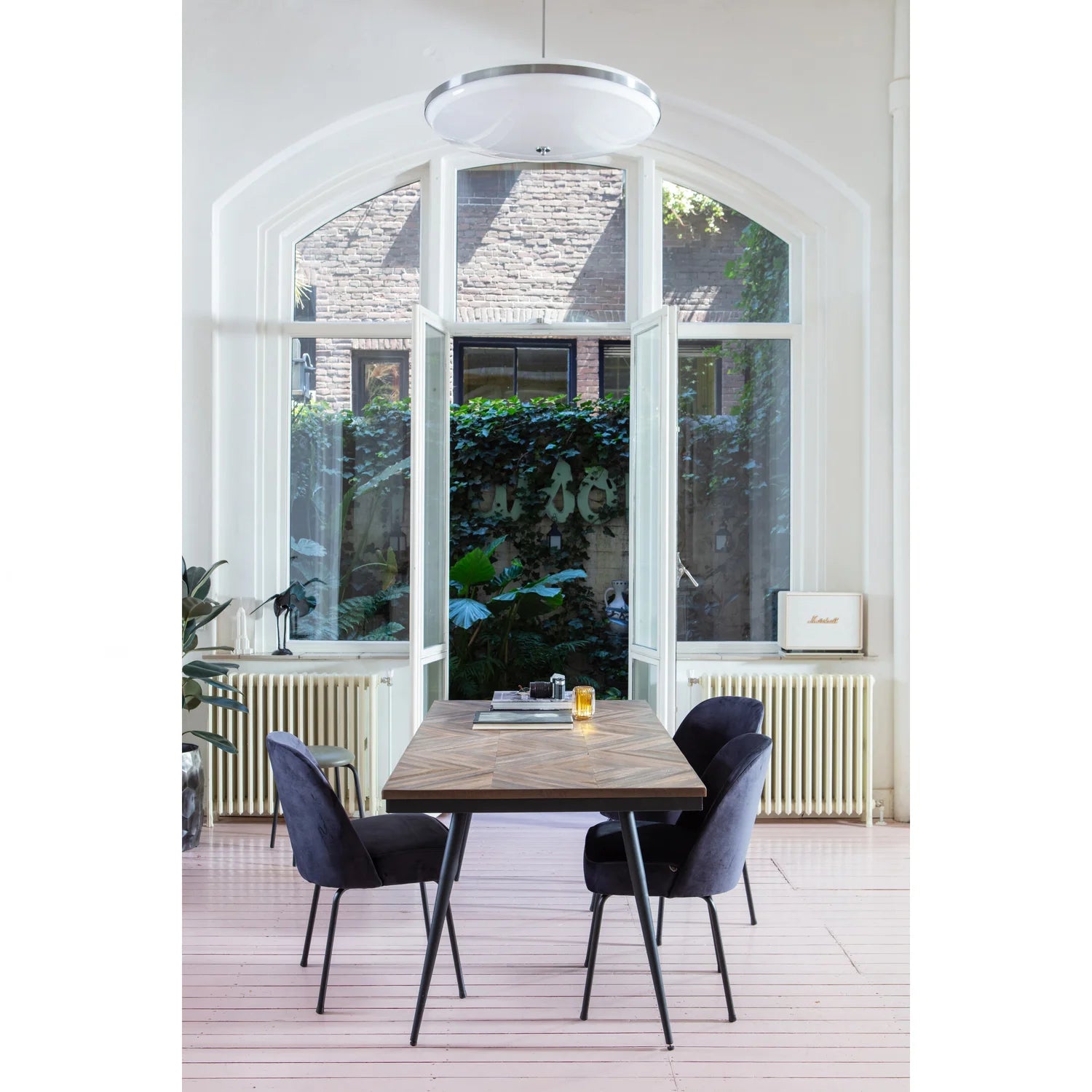 Stôl RHOMBIC z teakového dreva s čiernym kovovým podstavcom