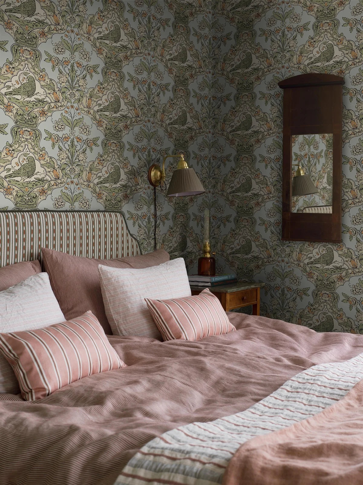 Papierová flizelínová tapeta s rastlinným vzorom SKENNINGE modrá so zelenou