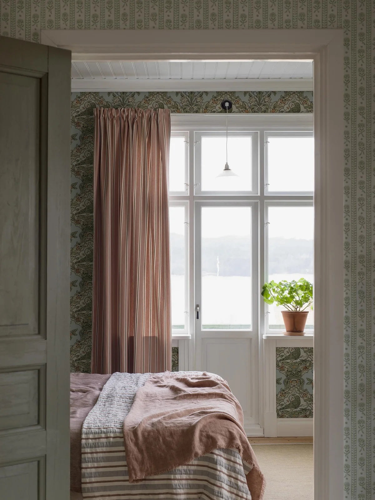 Papierová flizelínová tapeta s rastlinným vzorom SKENNINGE modrá so zelenou