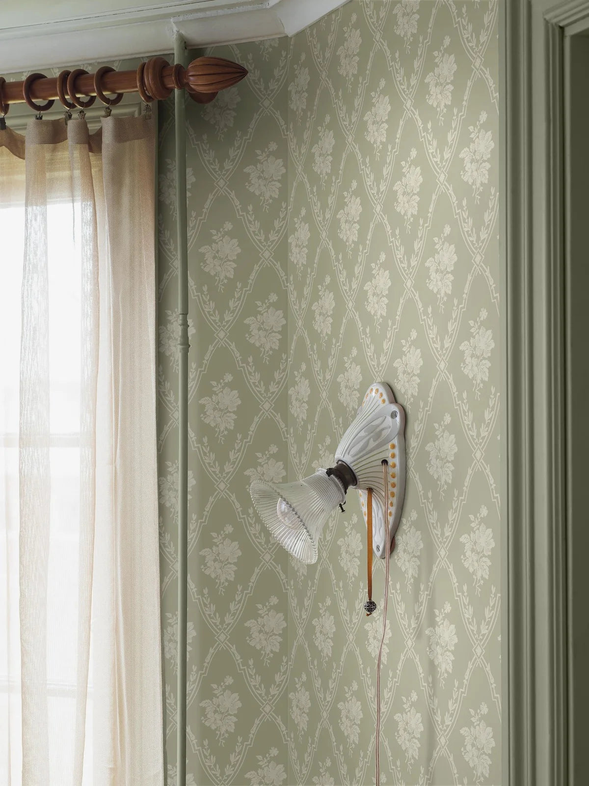 Non-woven paper wallpaper with a botanical pattern VÄSTIGÅRN green