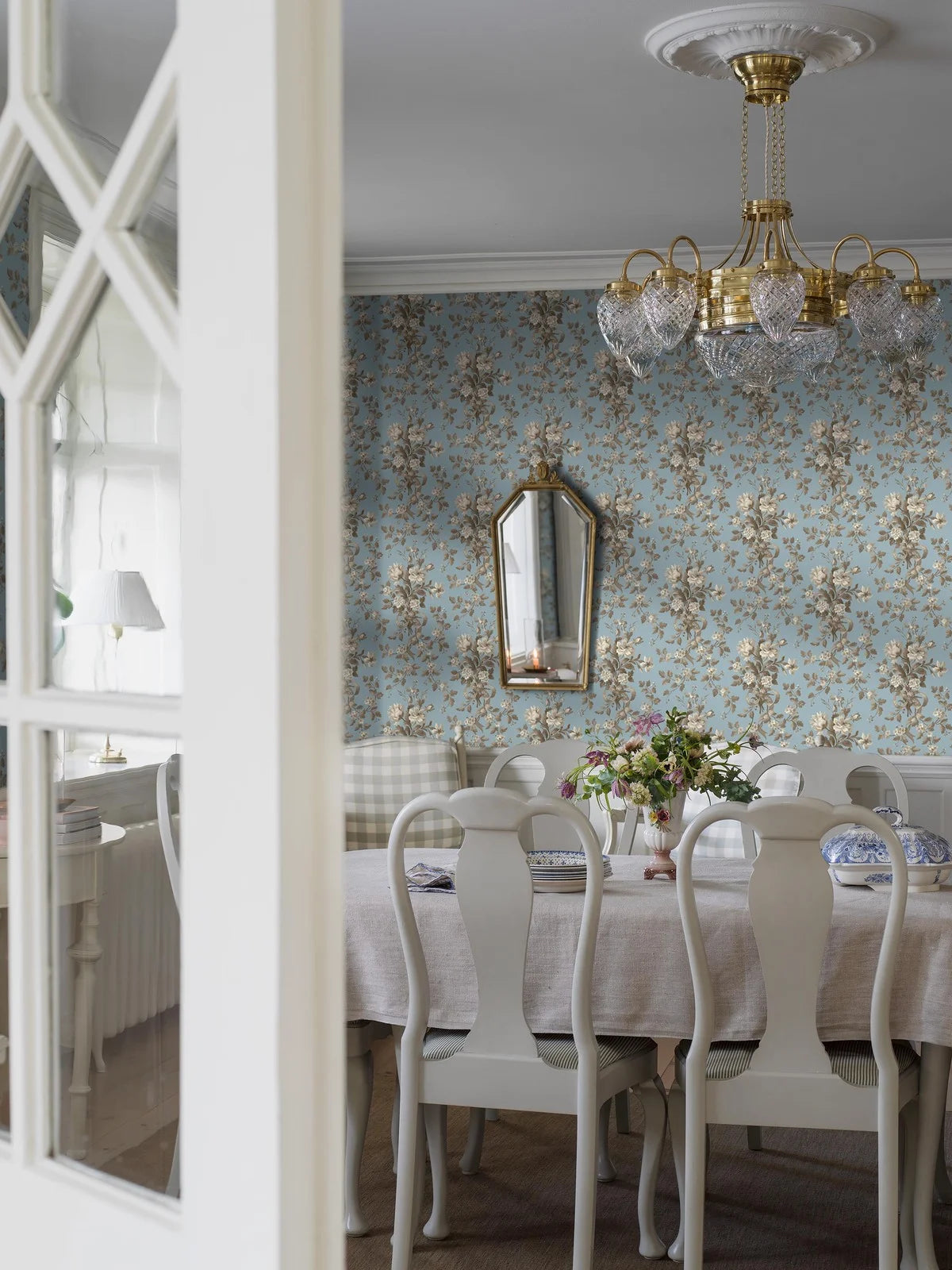 Papierová flizelínová tapeta s rastlinným vzorom TULLGARN modrá so zelenou