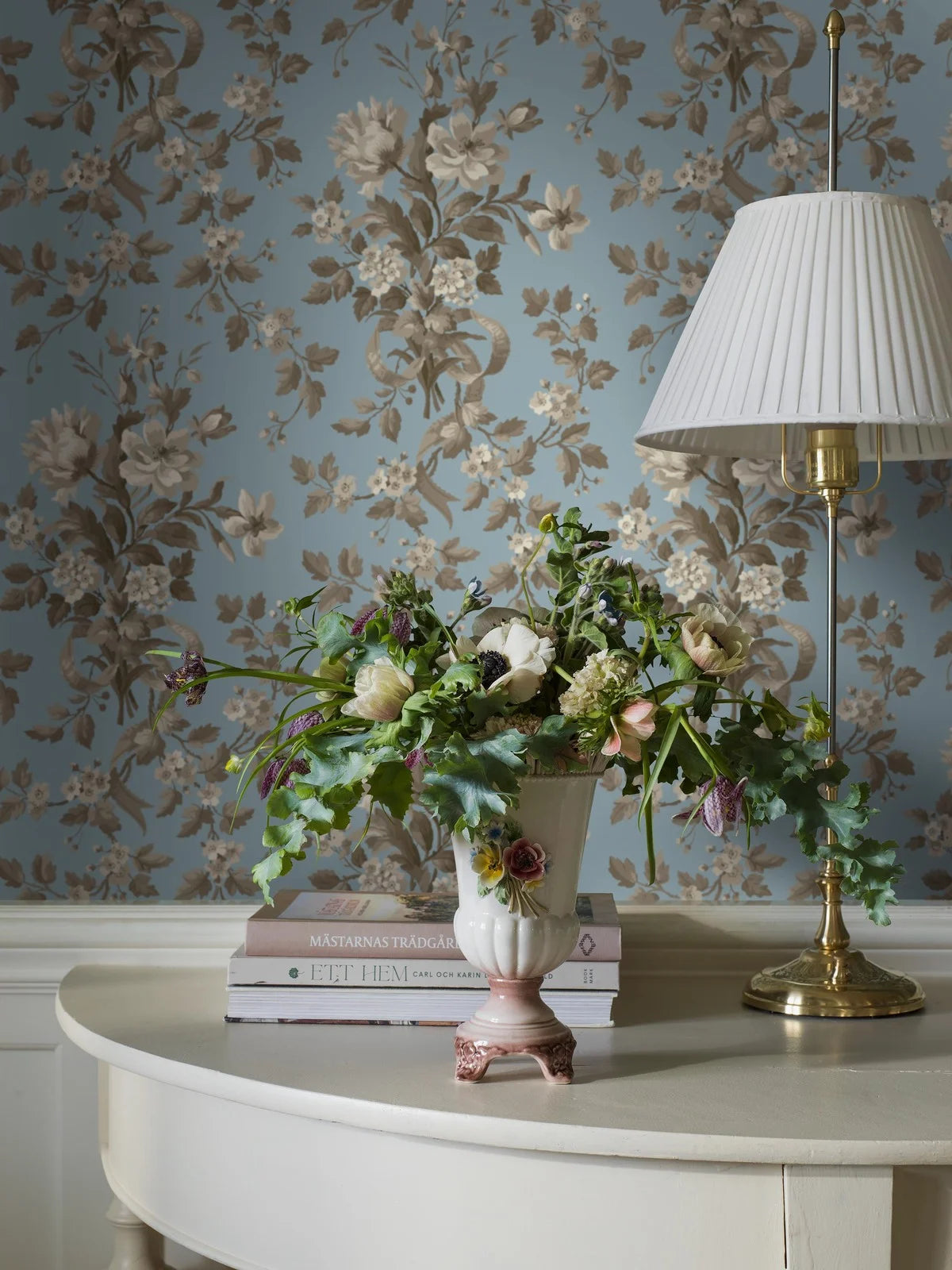 Papierová flizelínová tapeta s rastlinným vzorom TULLGARN modrá so zelenou