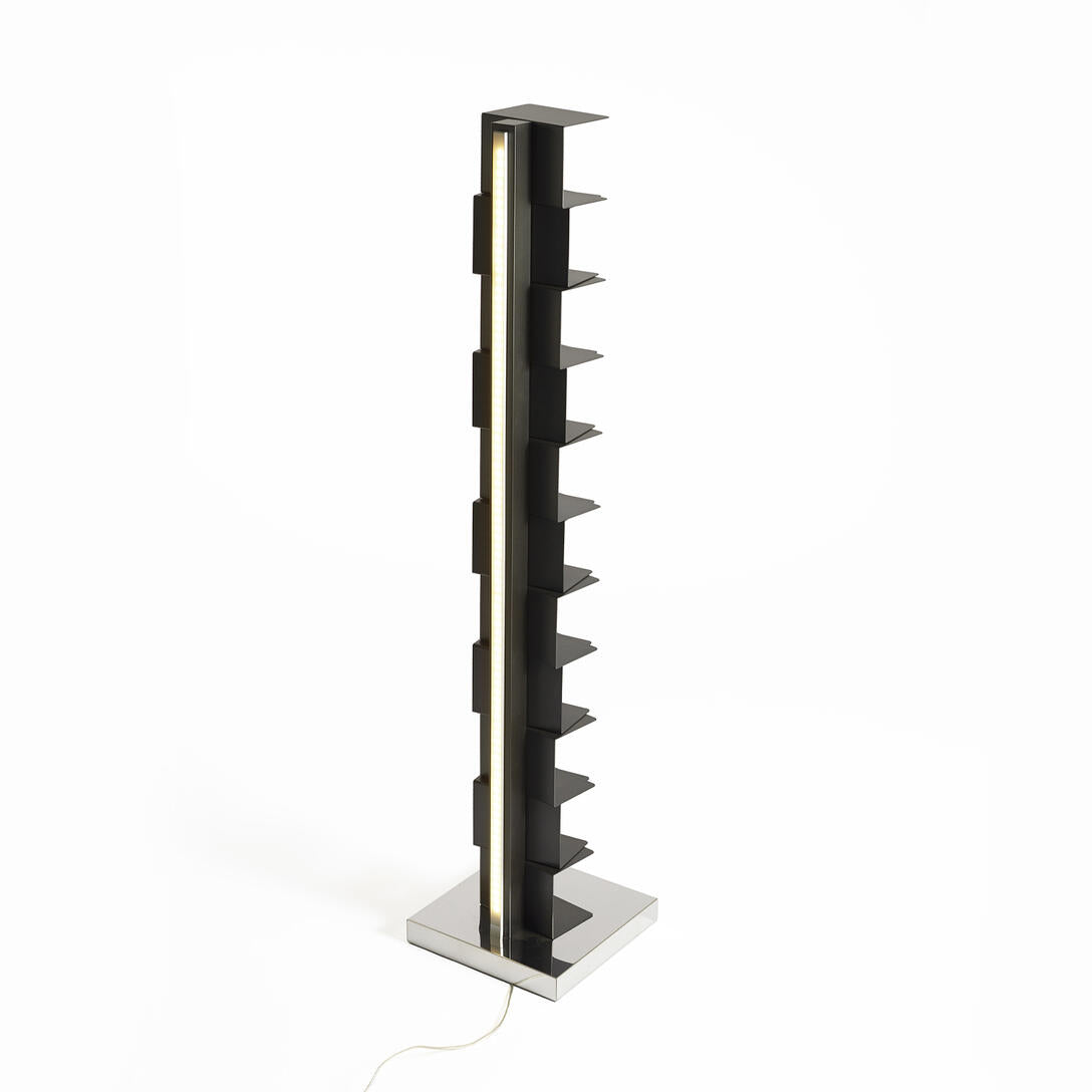 Osvetlený regál PTOLOMEO LUCE čierny so železnou základňou