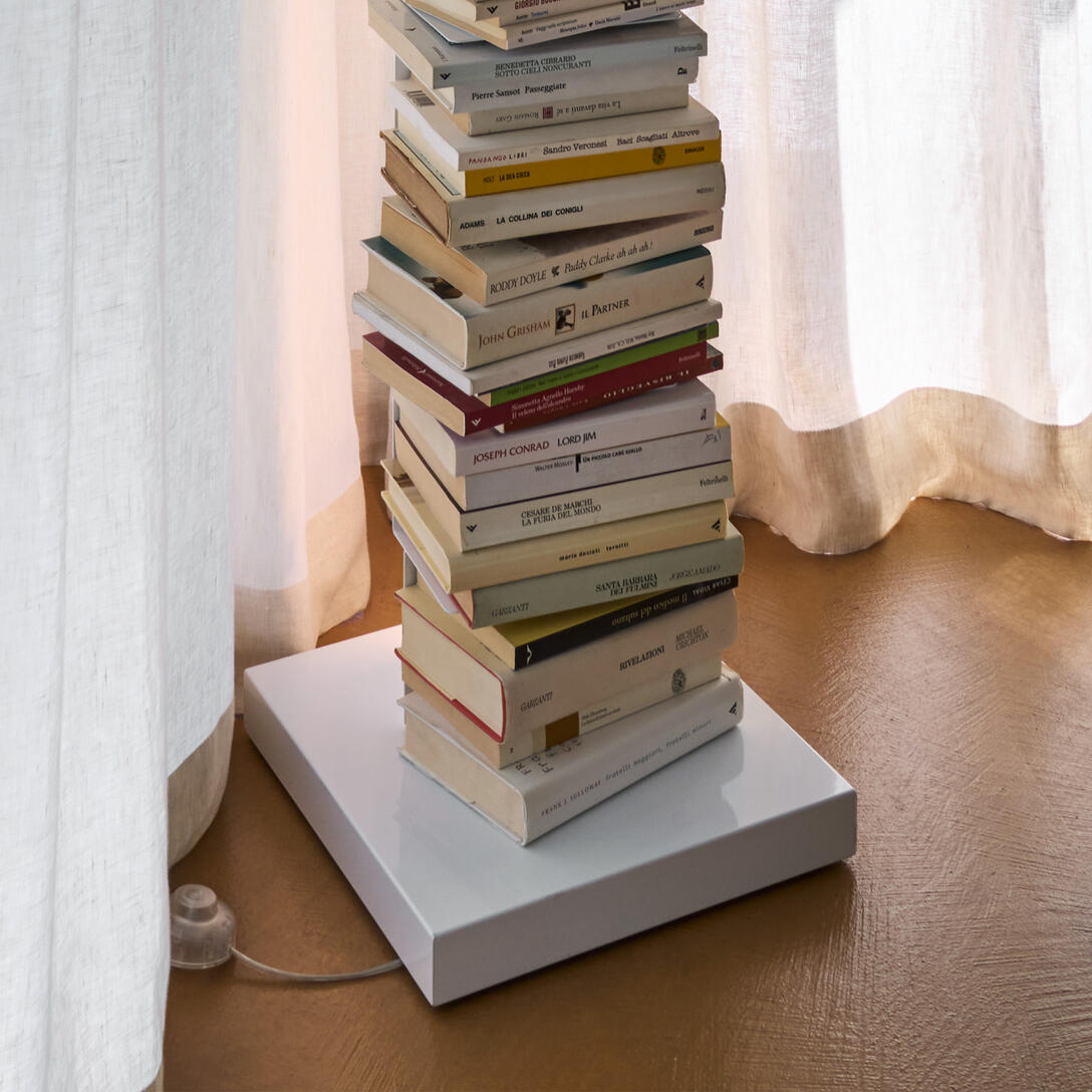 Illuminated shelf PTOLOMEO LUCE white with a steel base