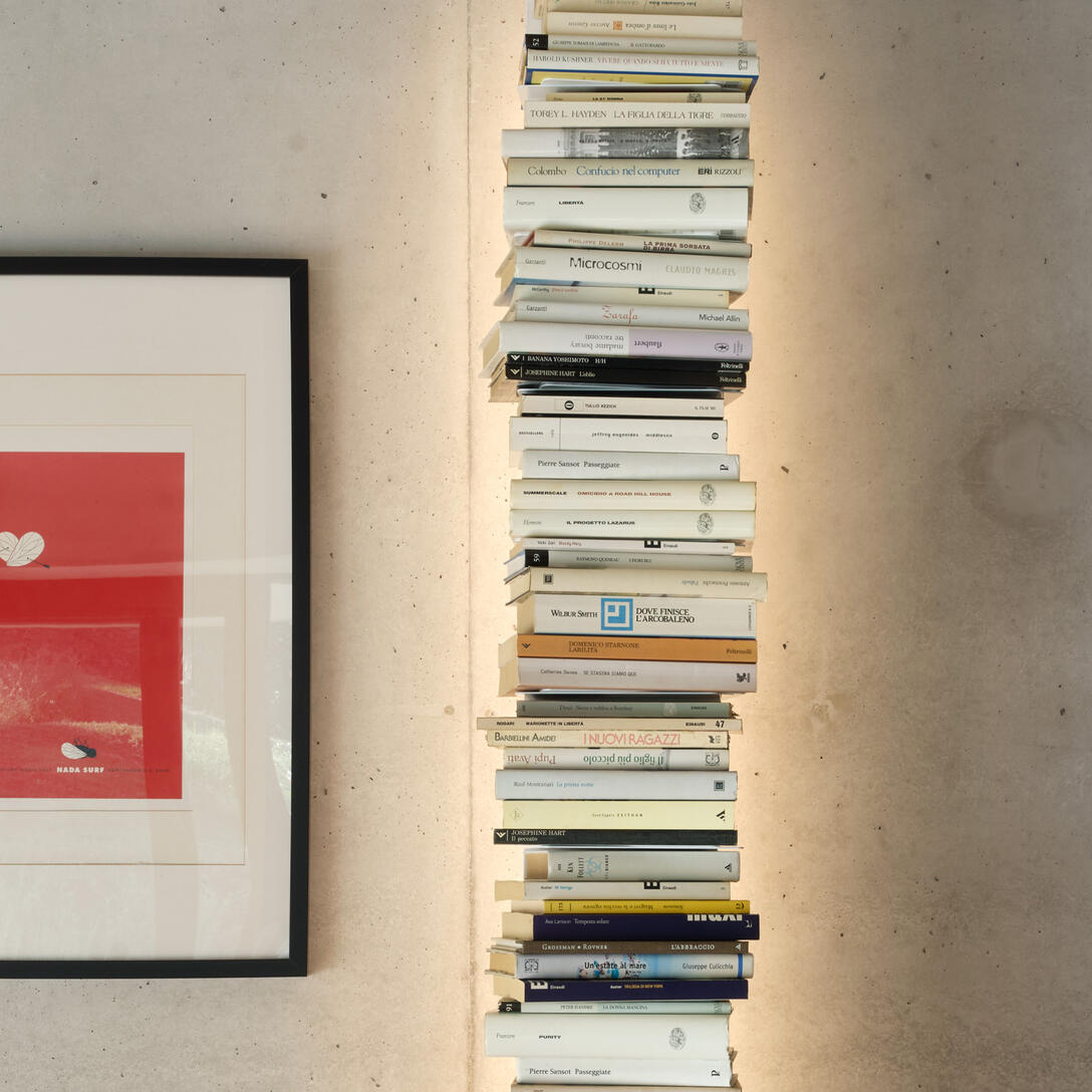 Illuminated shelf PTOLOMEO LUCE white with a steel base