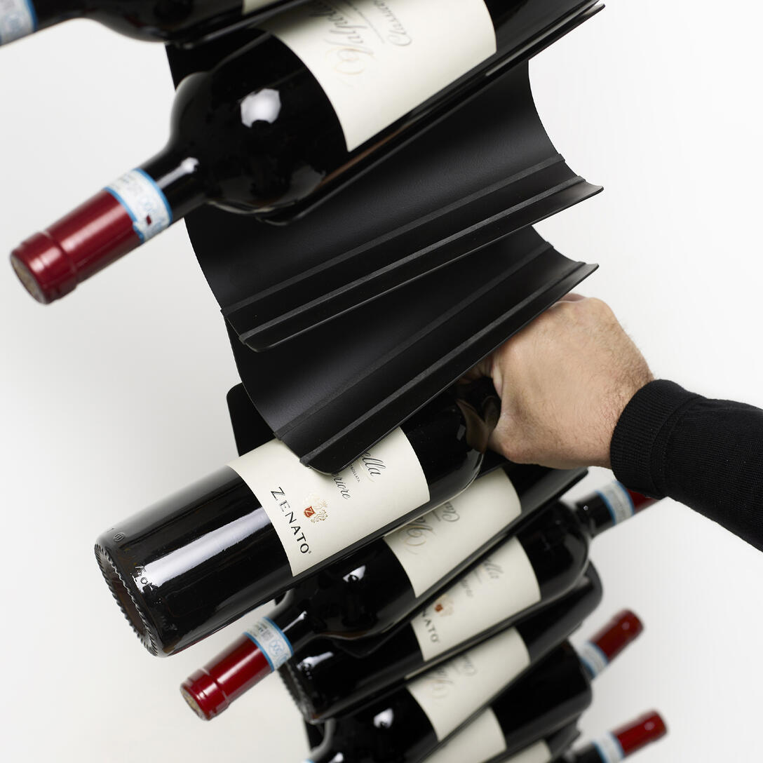 Závesný stojan na víno PTOLOMEO VINO čierny