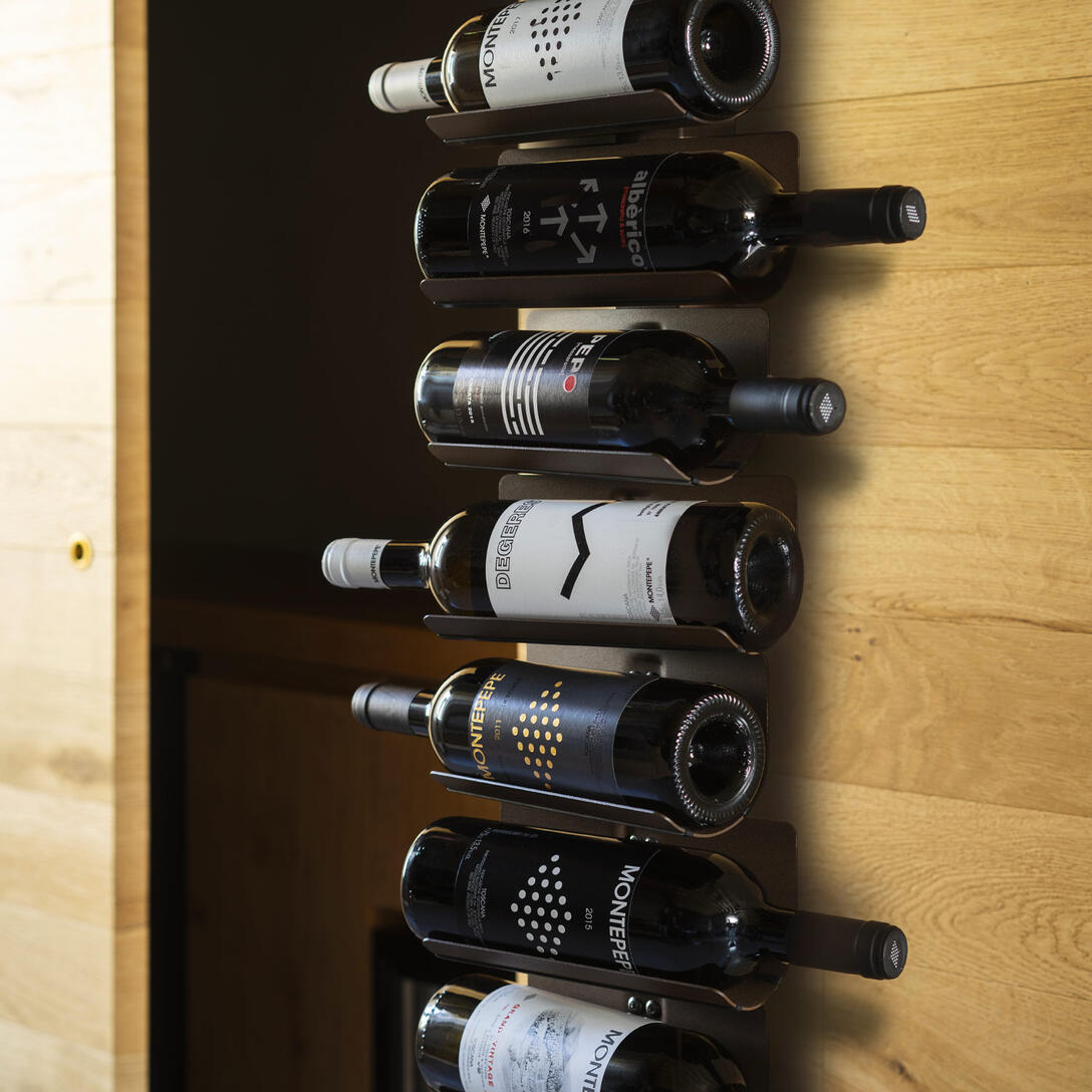 Závesný stojan na víno PTOLOMEO VINO čierny