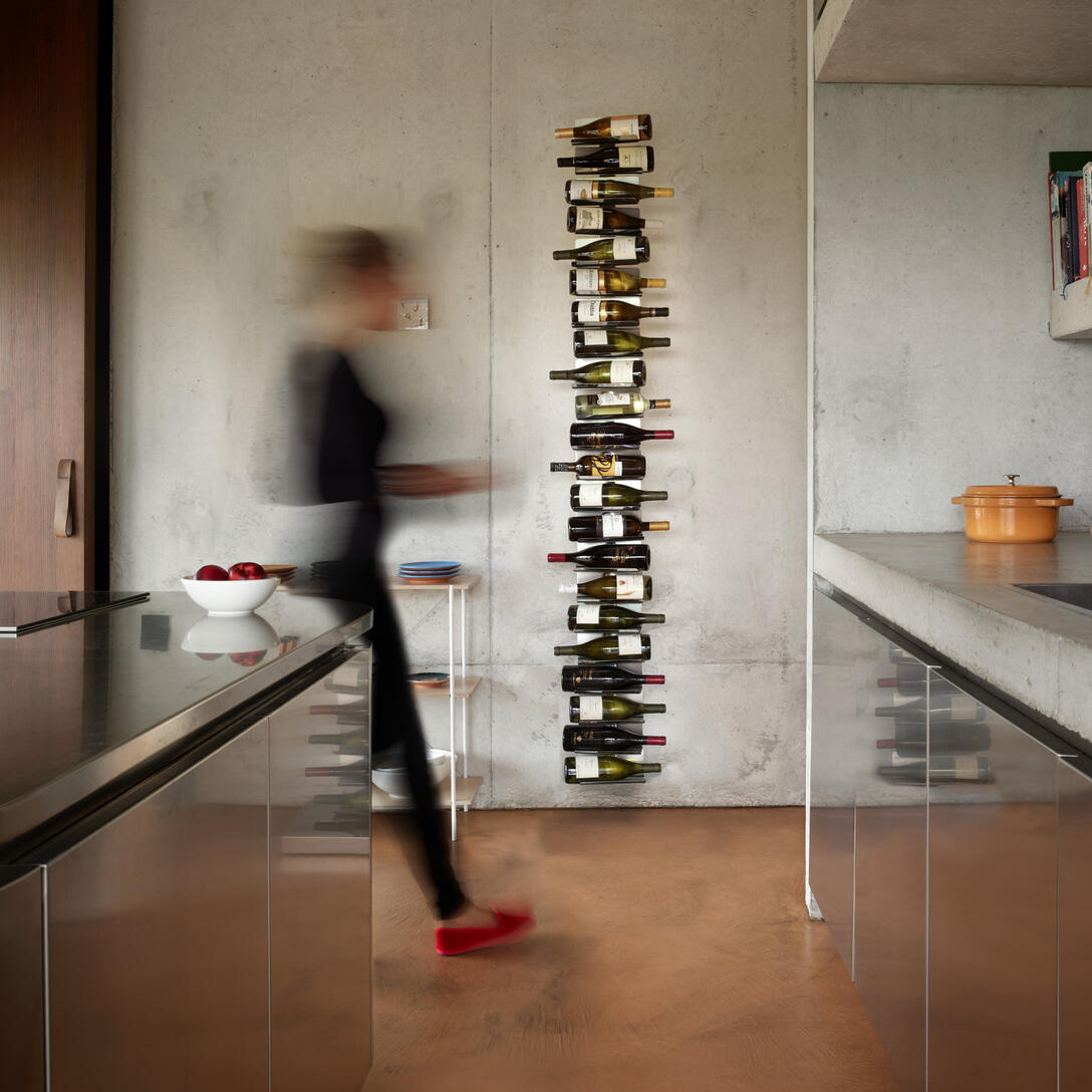 Závesný stojan na víno PTOLOMEO VINO čierny