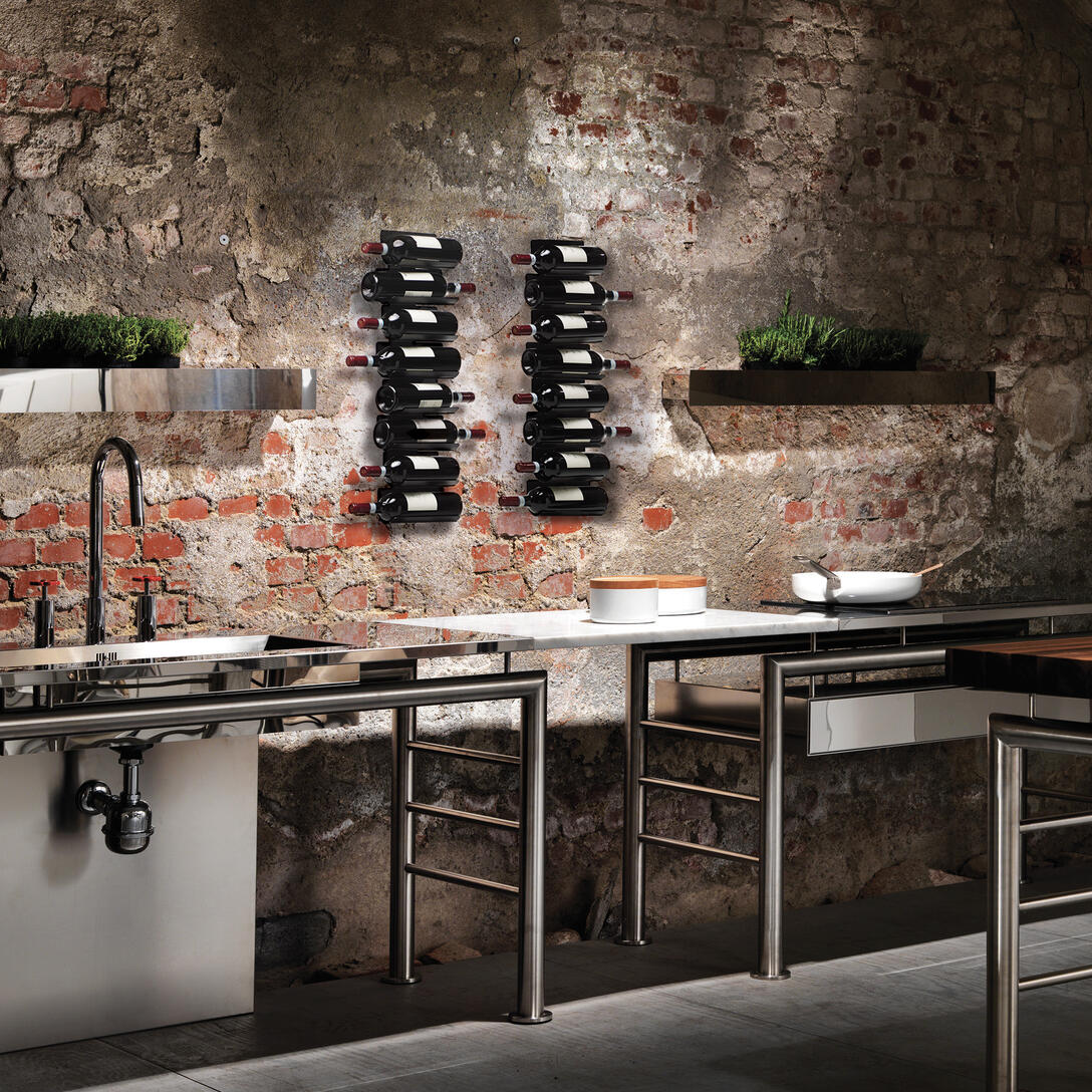 Závesný stojan na víno PTOLOMEO VINO čierny