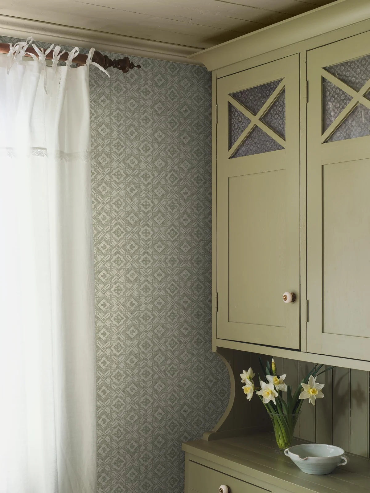 Papierová flizelínová tapeta s geometrickým vzorom FRIEDRICH zelená s bielou