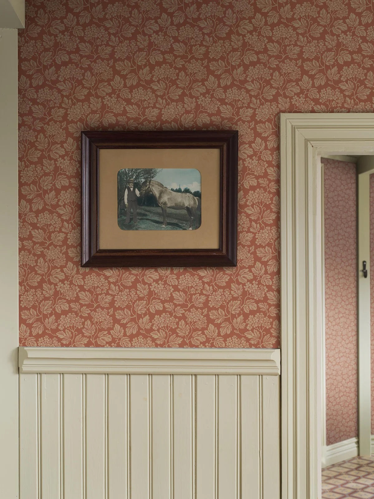 Tapeta z flizelínu s rastlinným vzorom HAGTORN terakota