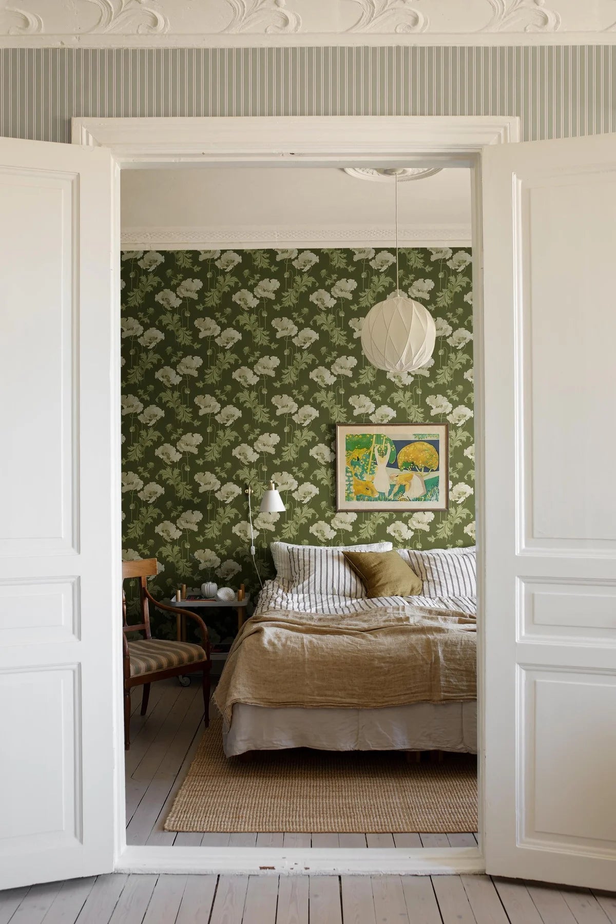 Papierová flizelínová tapeta s rastlinným vzorom VALLMO zelená s svetlo béžovou