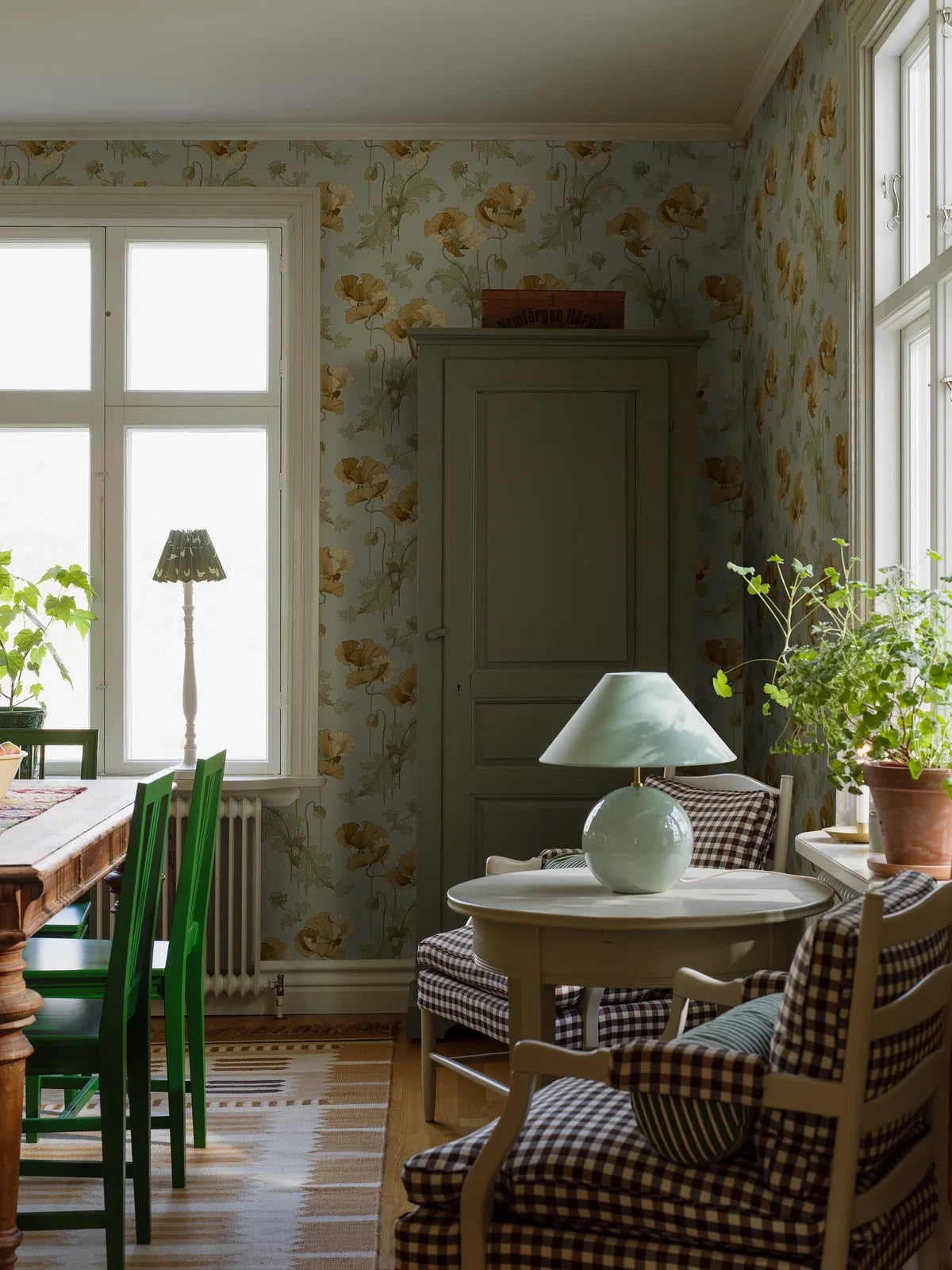 Papierová flizelínová tapeta s rastlinným vzorom VALLMO svetlozelená so žltou