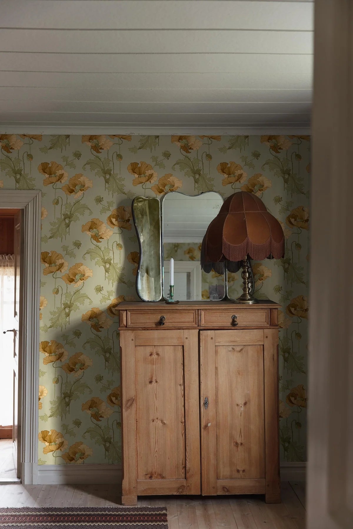 Papierová flizelínová tapeta s rastlinným vzorom VALLMO svetlozelená so žltou