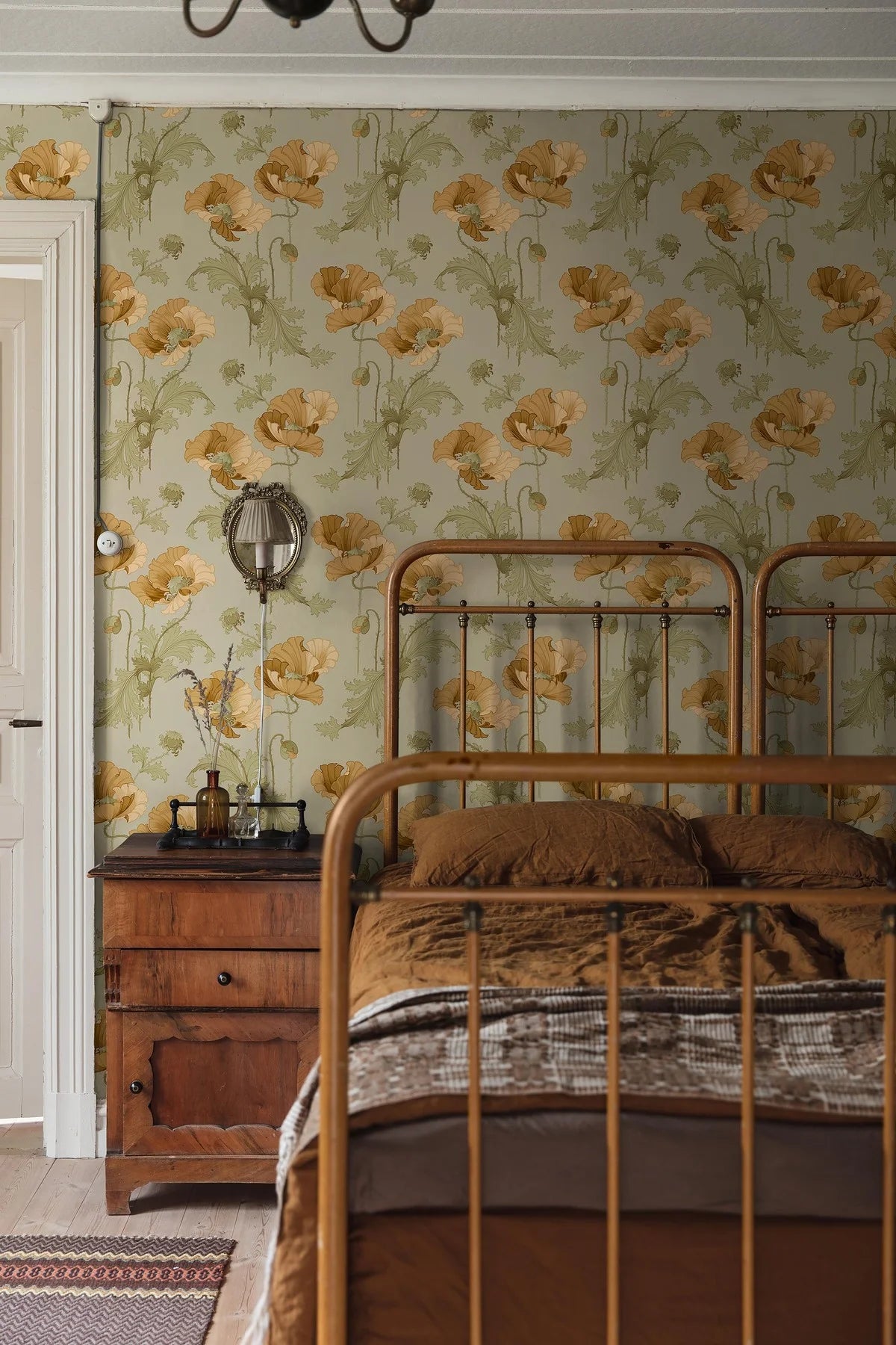 Papierová flizelínová tapeta s rastlinným vzorom VALLMO svetlozelená so žltou