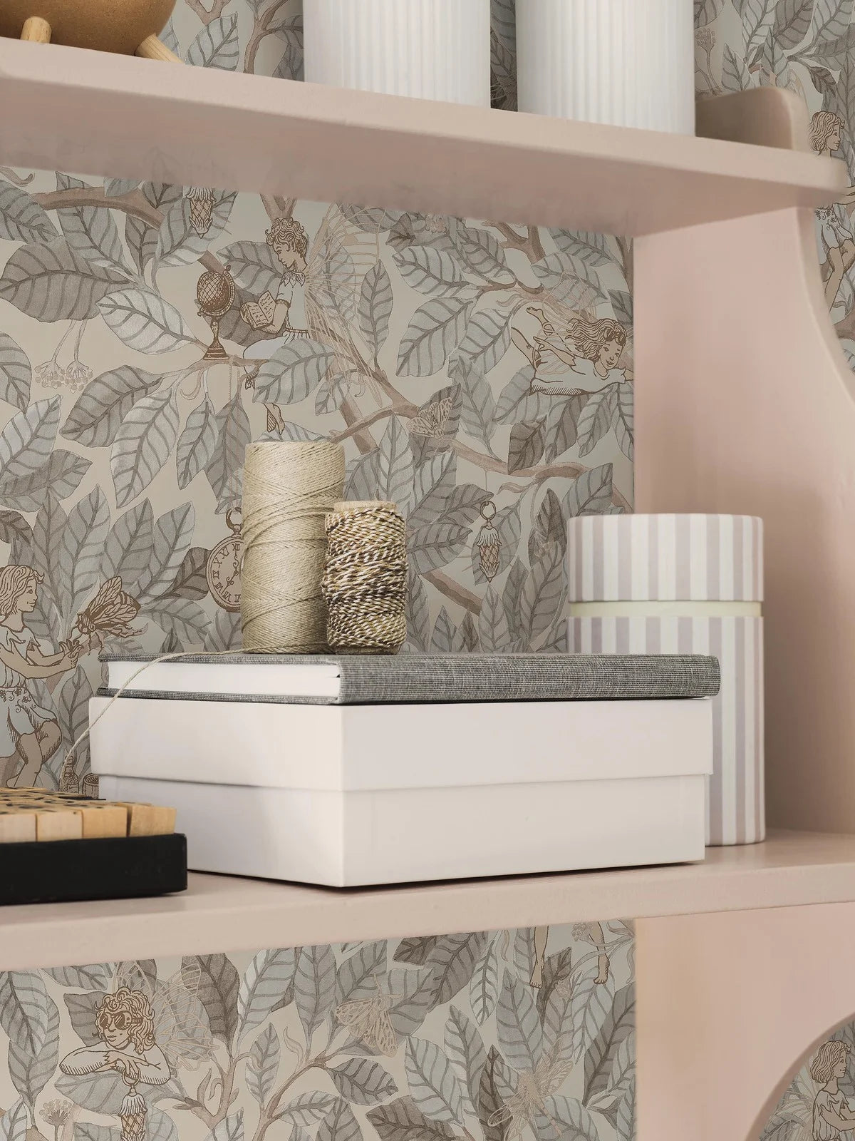 Detská tapeta s rozprávkovým motívom víl FAIRIES béžová