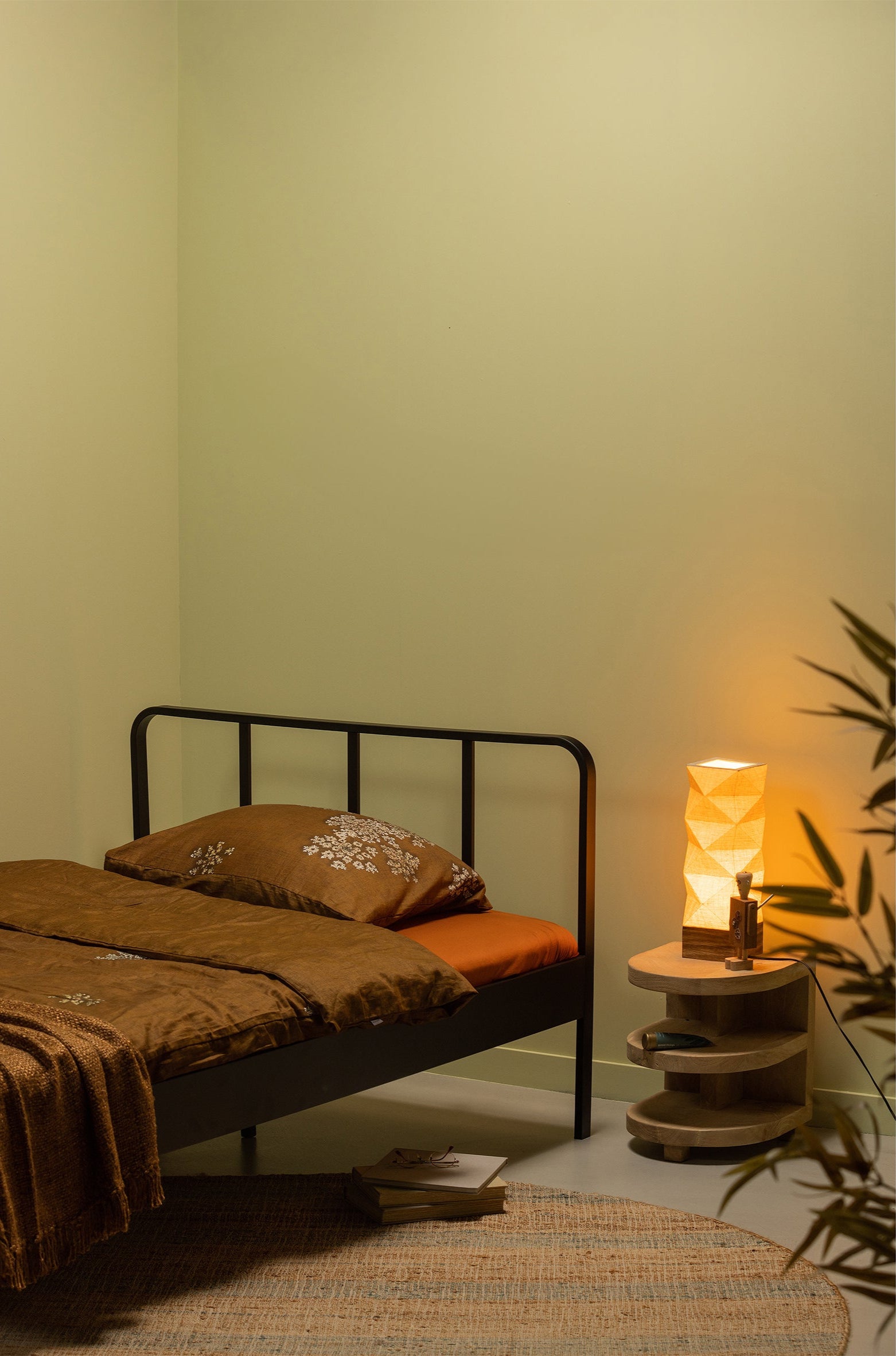 Posteľ MEES čierna