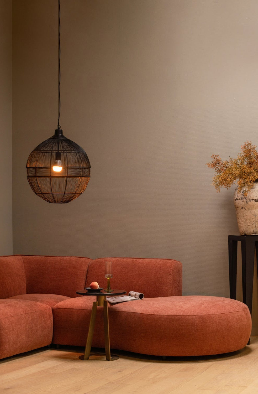 A corner in the shape of the right -sided polly rose