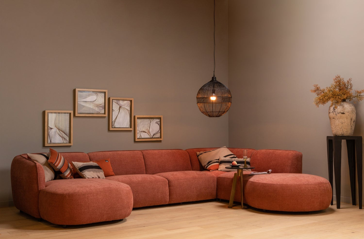 A corner in the shape of the right -sided polly rose