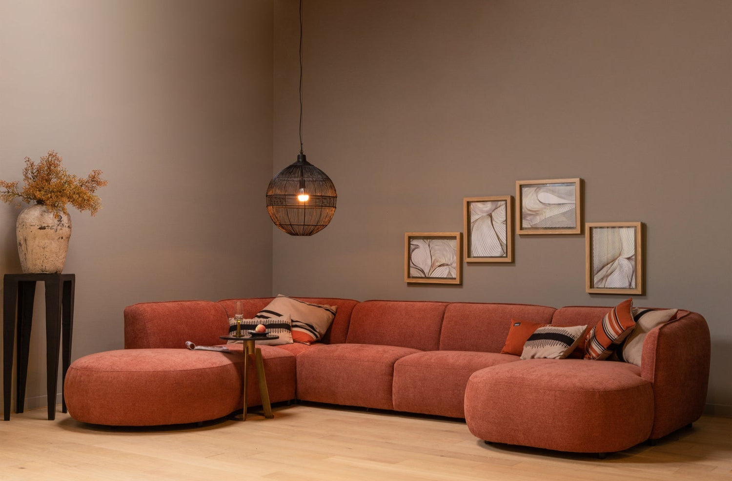 Shape -shaped corner in the left -handed pink polly