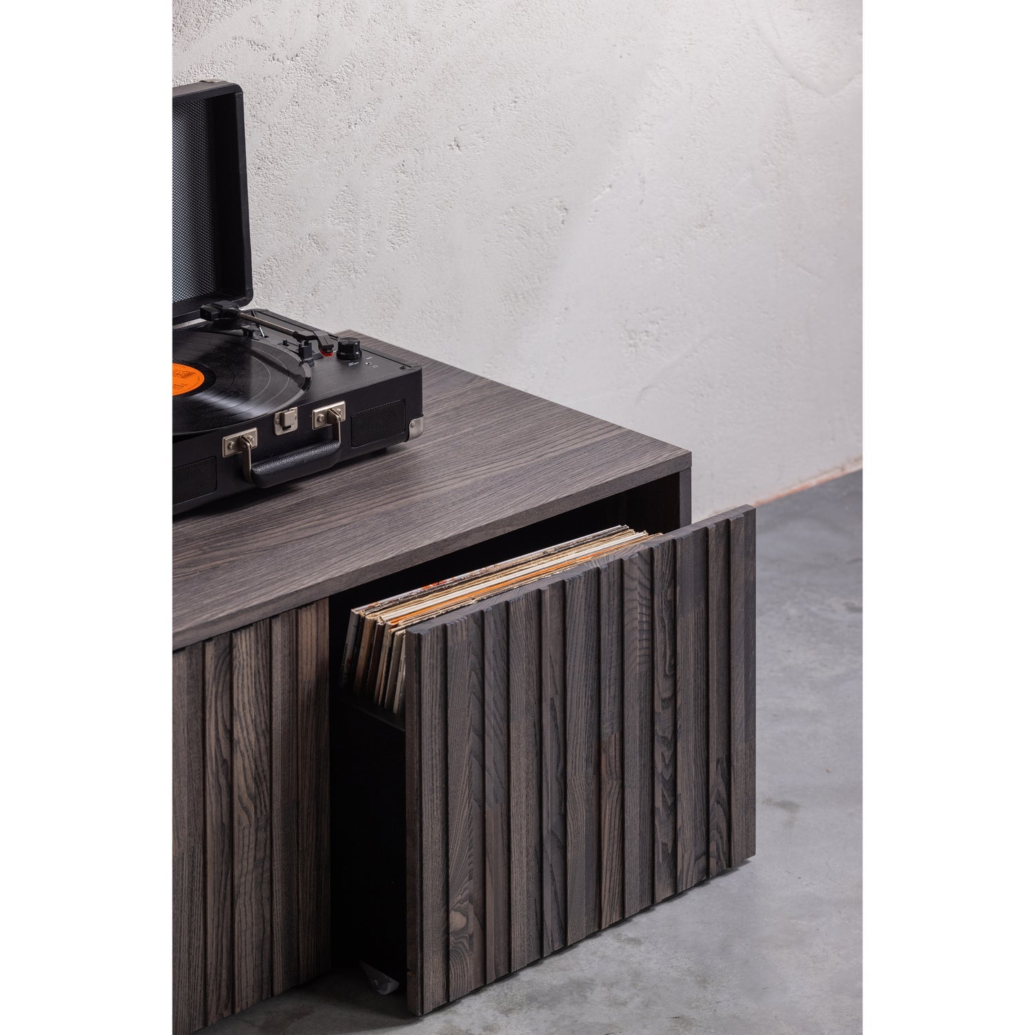 Bench with gravure gray -brown ash veneer