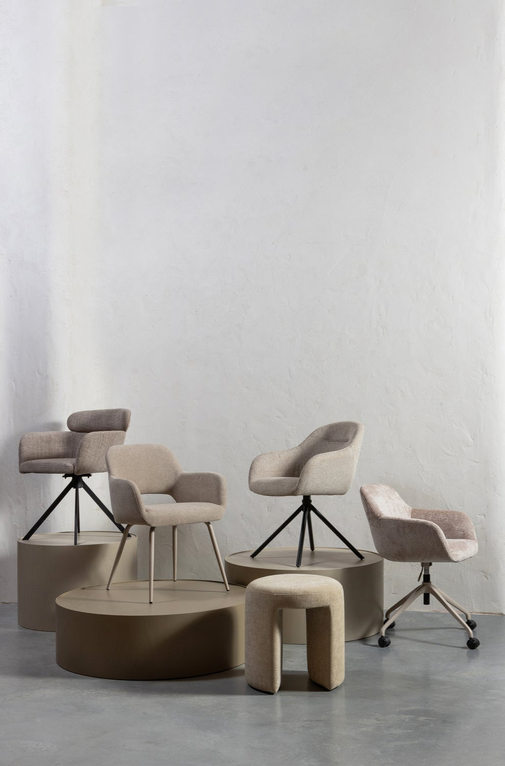 Fenne beige swivel chair