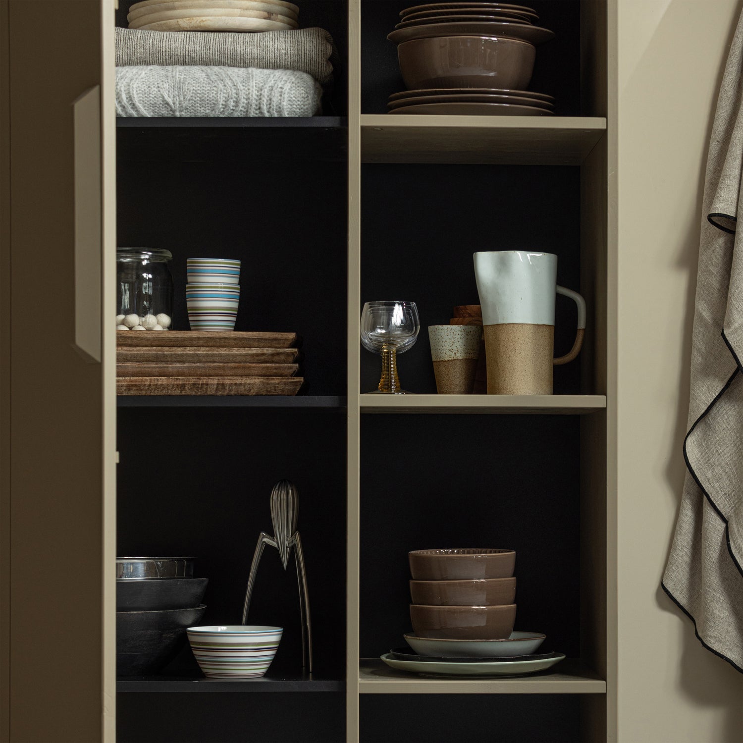 Skriňa s policami LOWEN popelavá