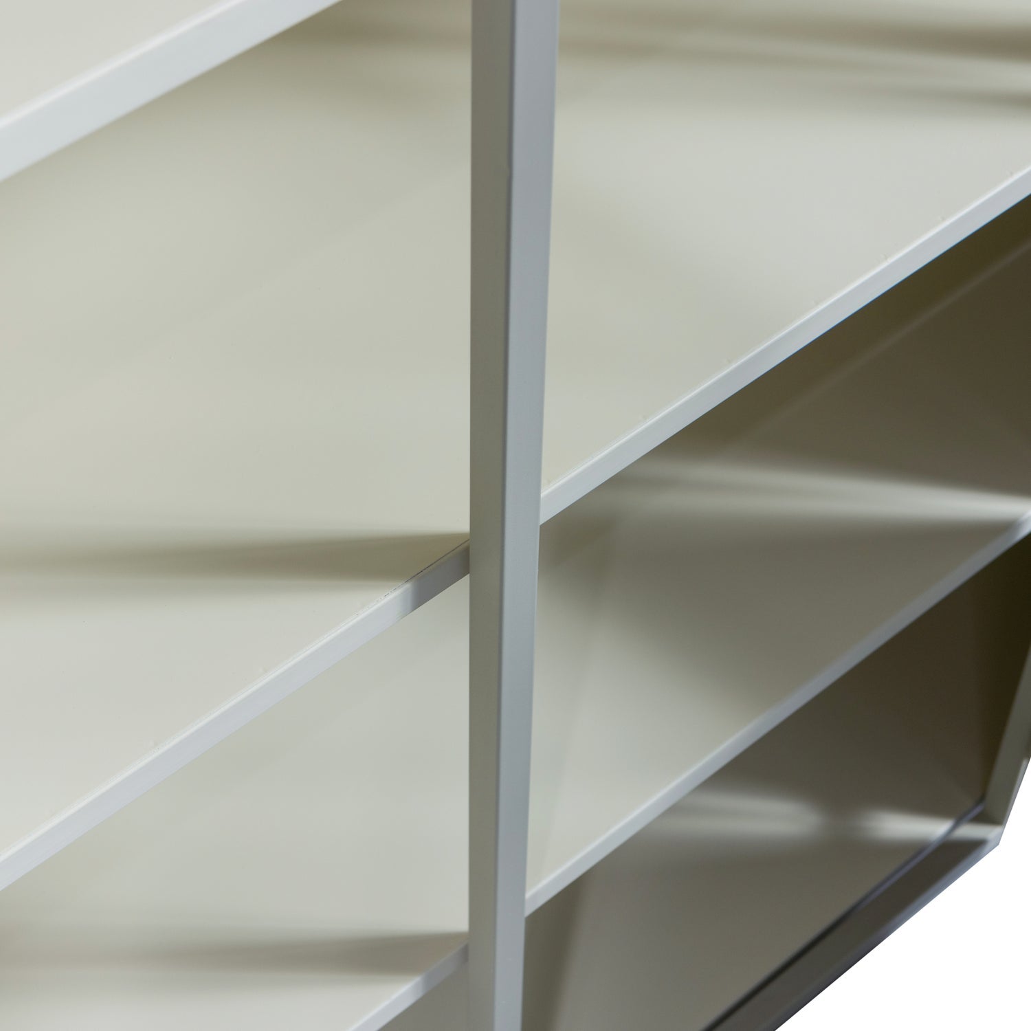 3-dverová vitrína EXHIBIT piesková