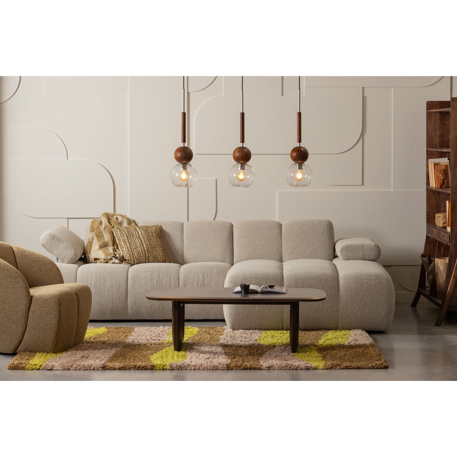 Otočný fotel MOJO tmavý medový bouclé