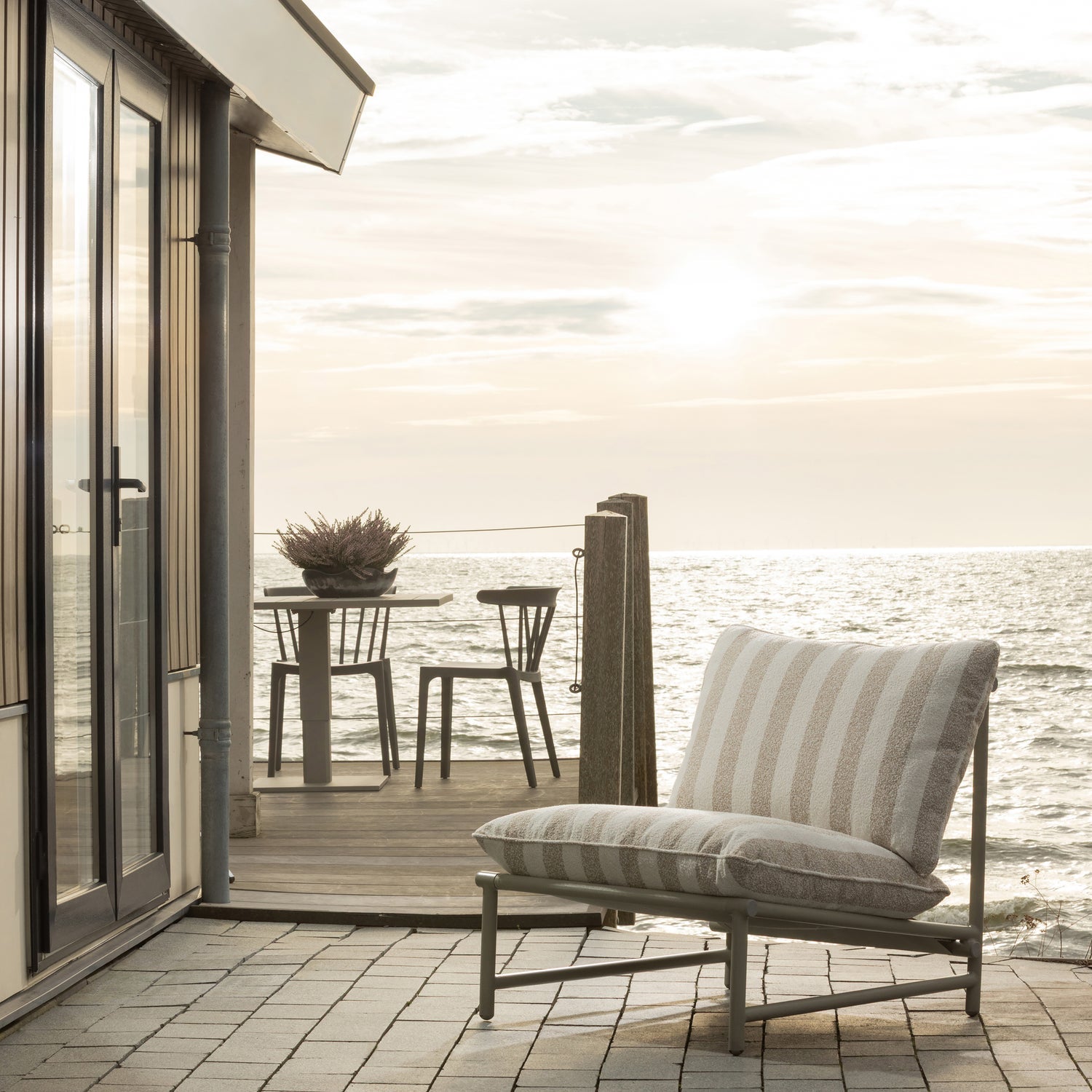 Záhradné kreslo ELVO biele s pieskovým poťahom