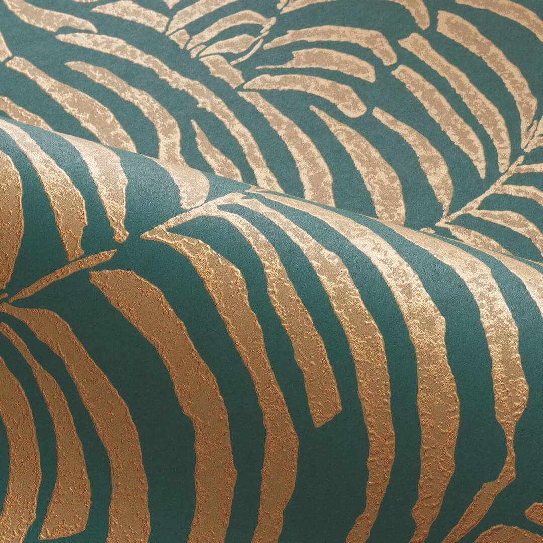 Metalická tapeta s rastlinným motívom listov paprade NOBILE - JASPE/DORÉ zelená so zlatou