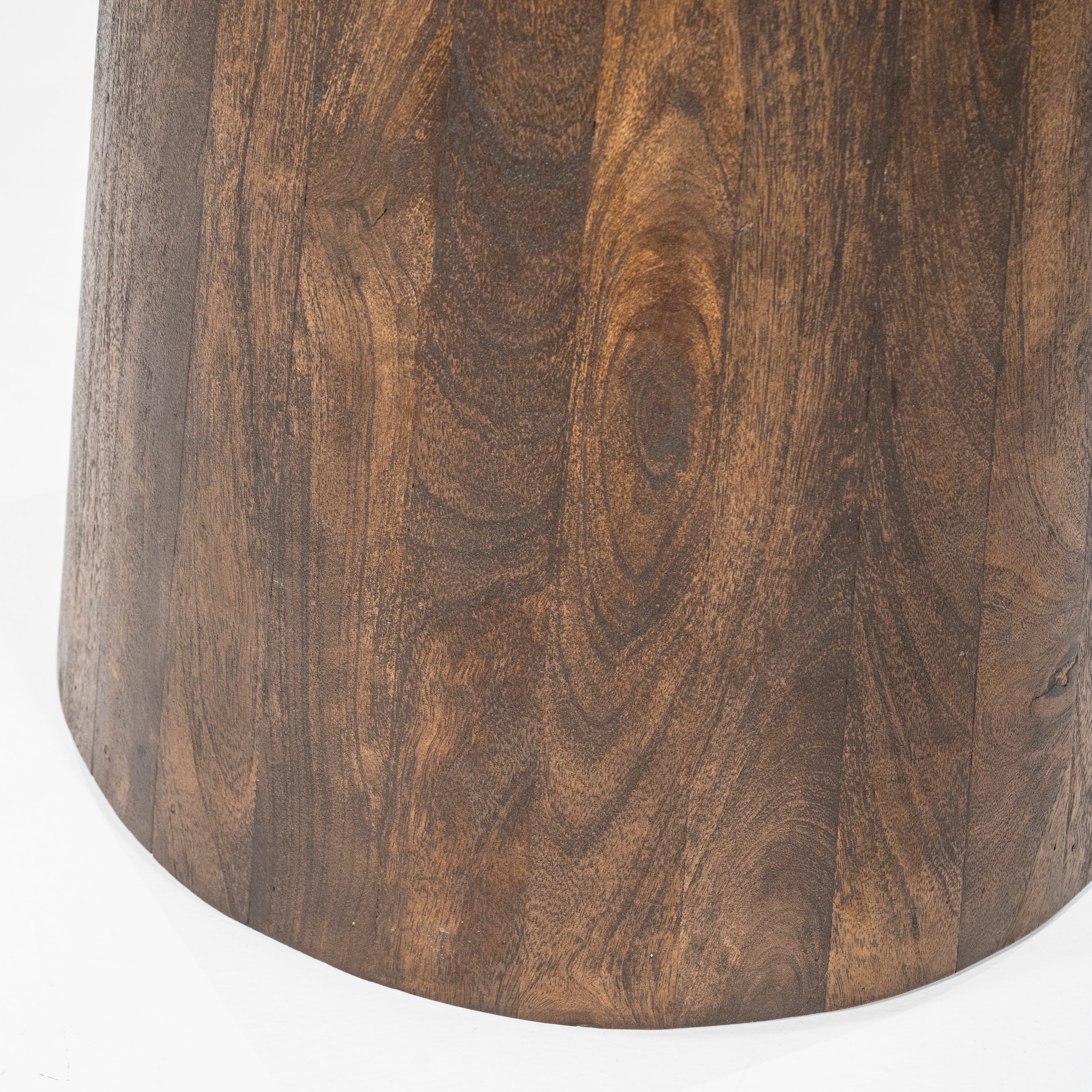 Okrúhly stôl AIKIN z travertínu s drevenou základňou