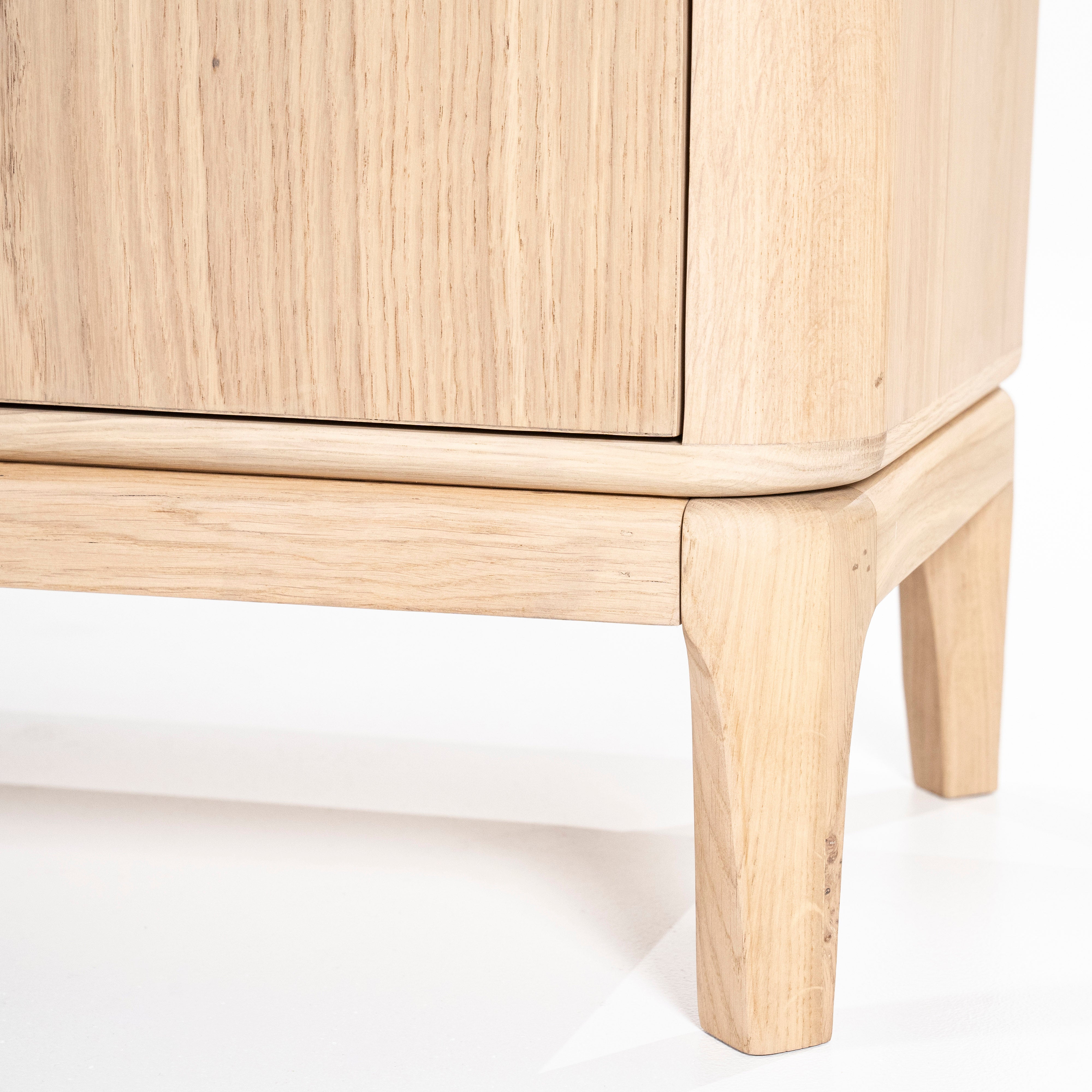 Televízna skrinka HARVEY z dubového dreva