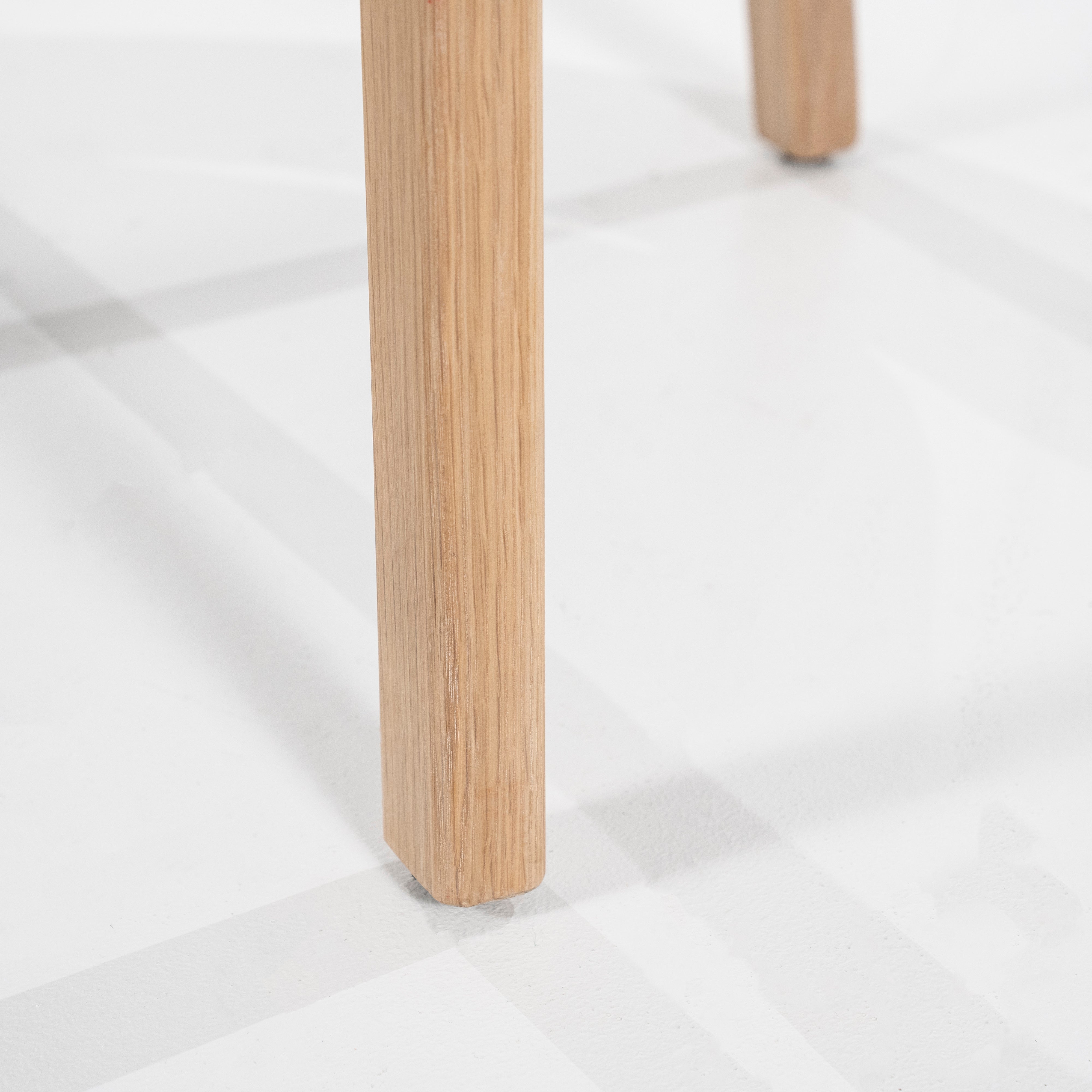 Stolička MIKKY taupe s dubovým podstavcom