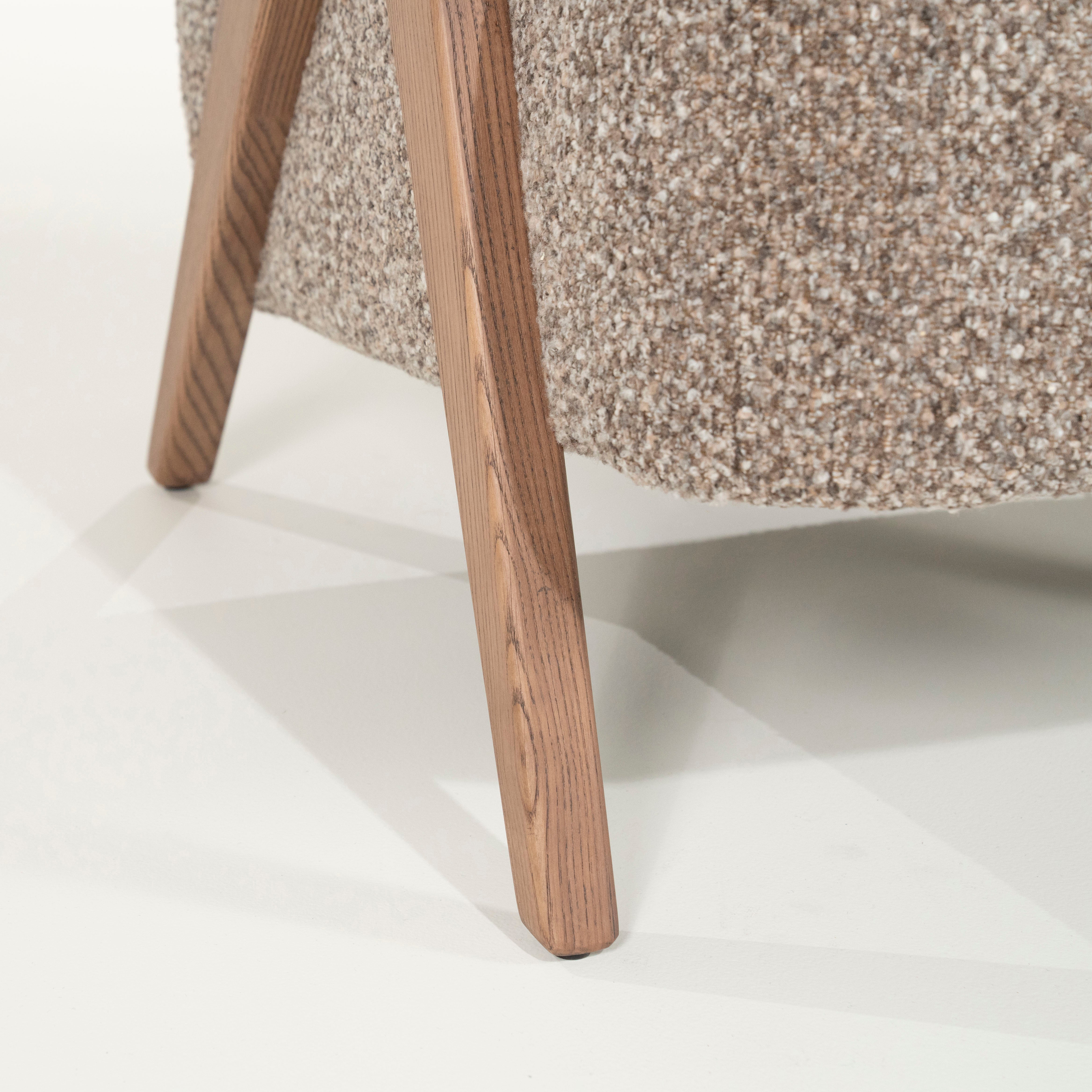 Fotel FRANCIS tmavobežový s drevenou základňou