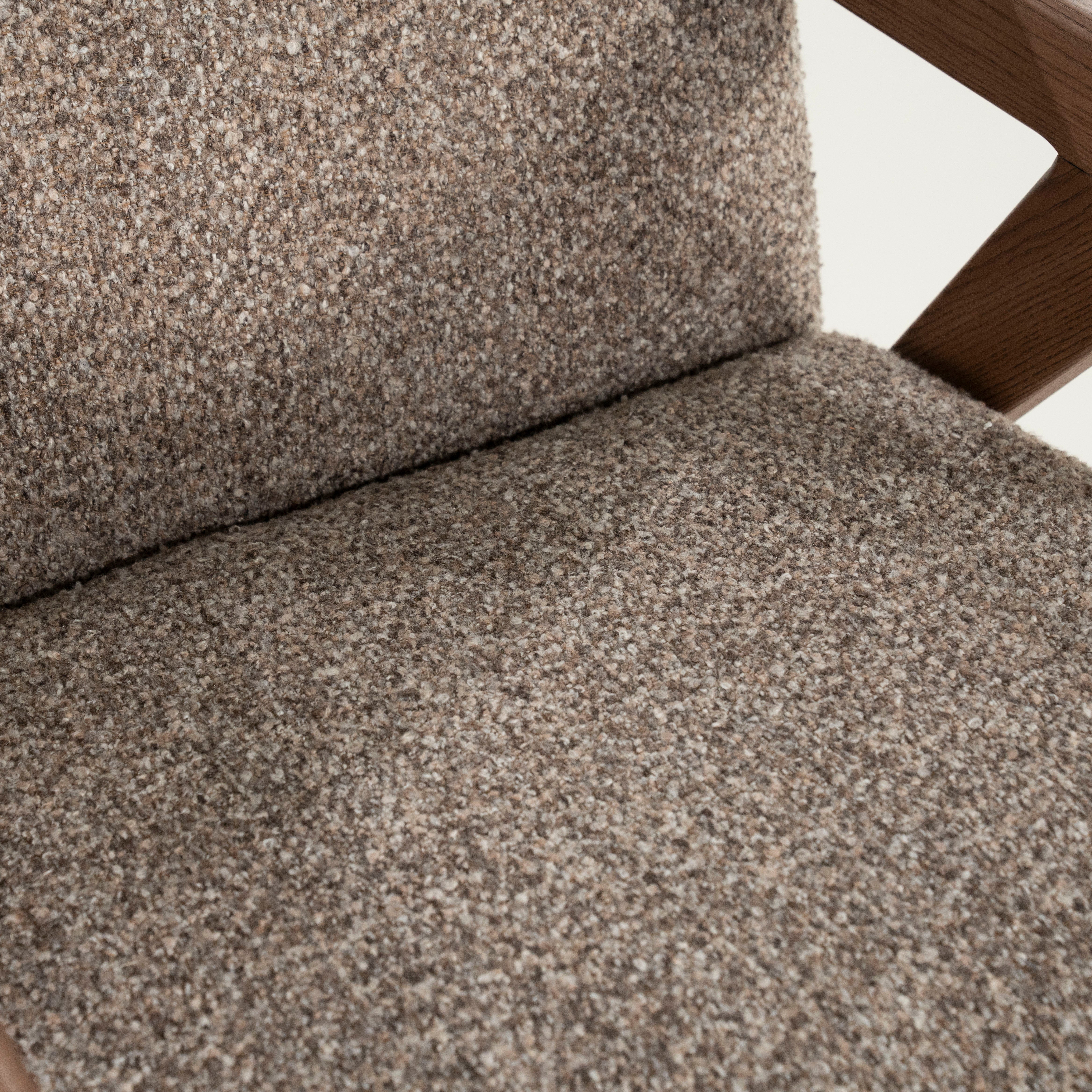 Fotel FRANCIS tmavobežový s drevenou základňou