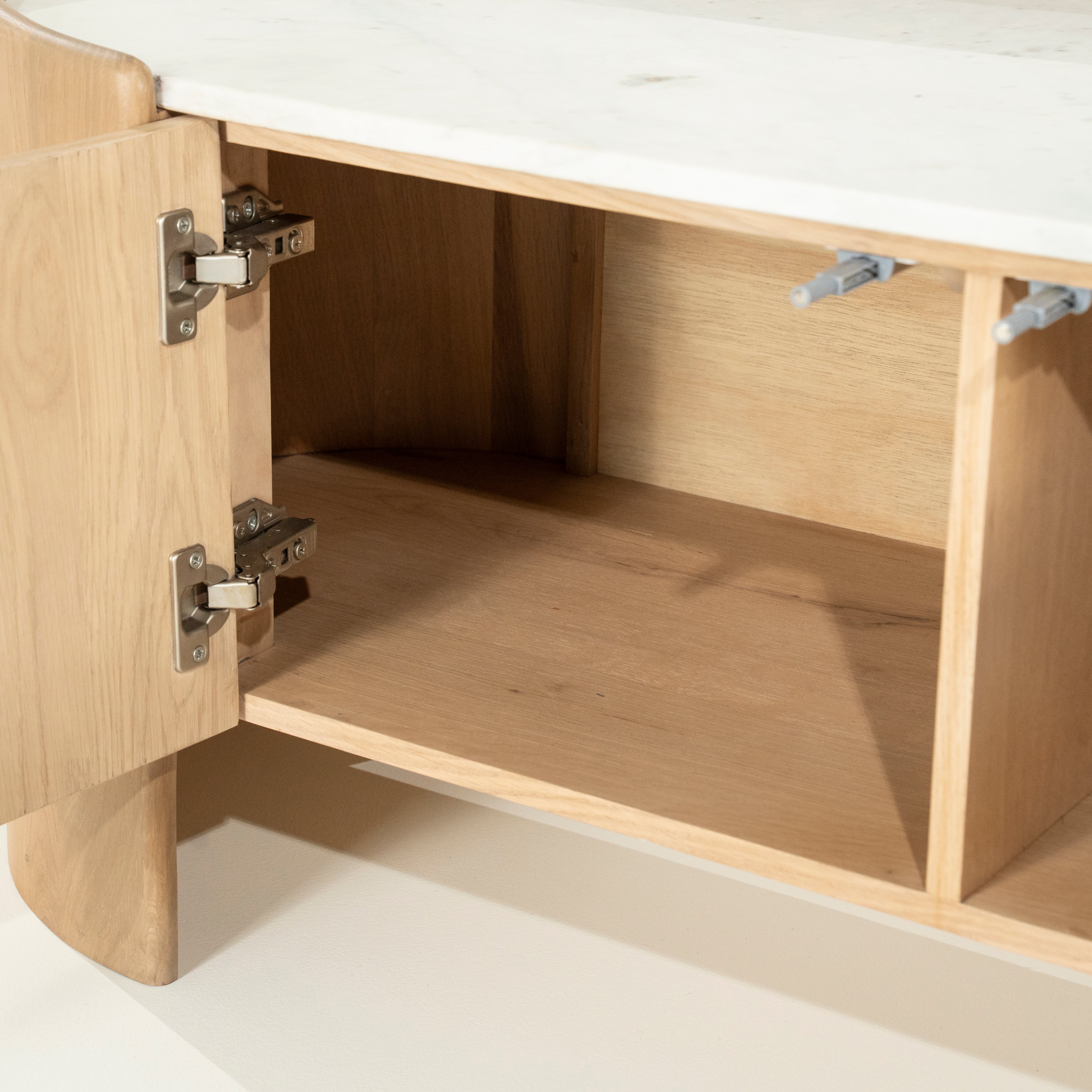 Televízna skrinka DON z dubového dreva s mramorovou doskou