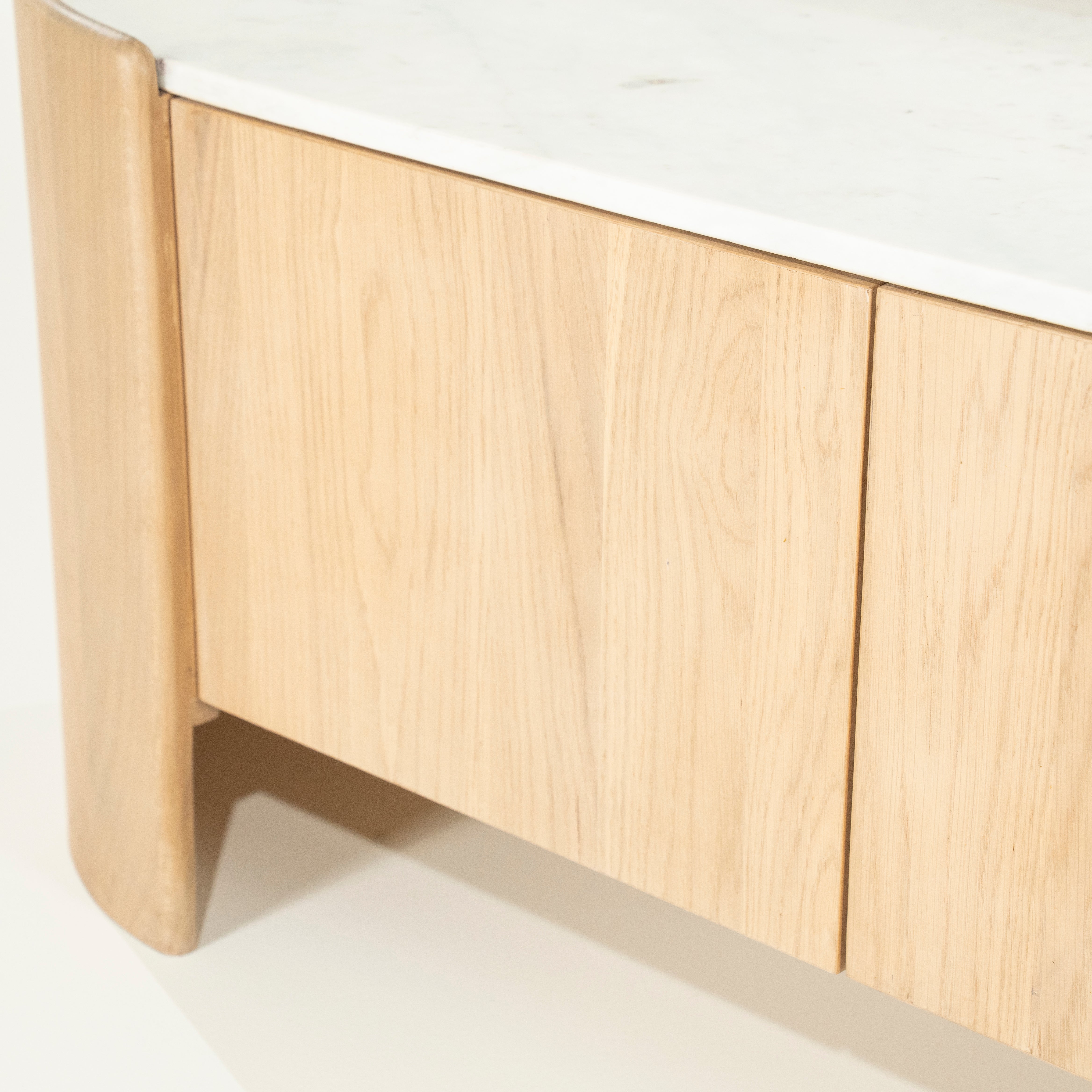 Televízna skrinka DON z dubového dreva s mramorovou doskou