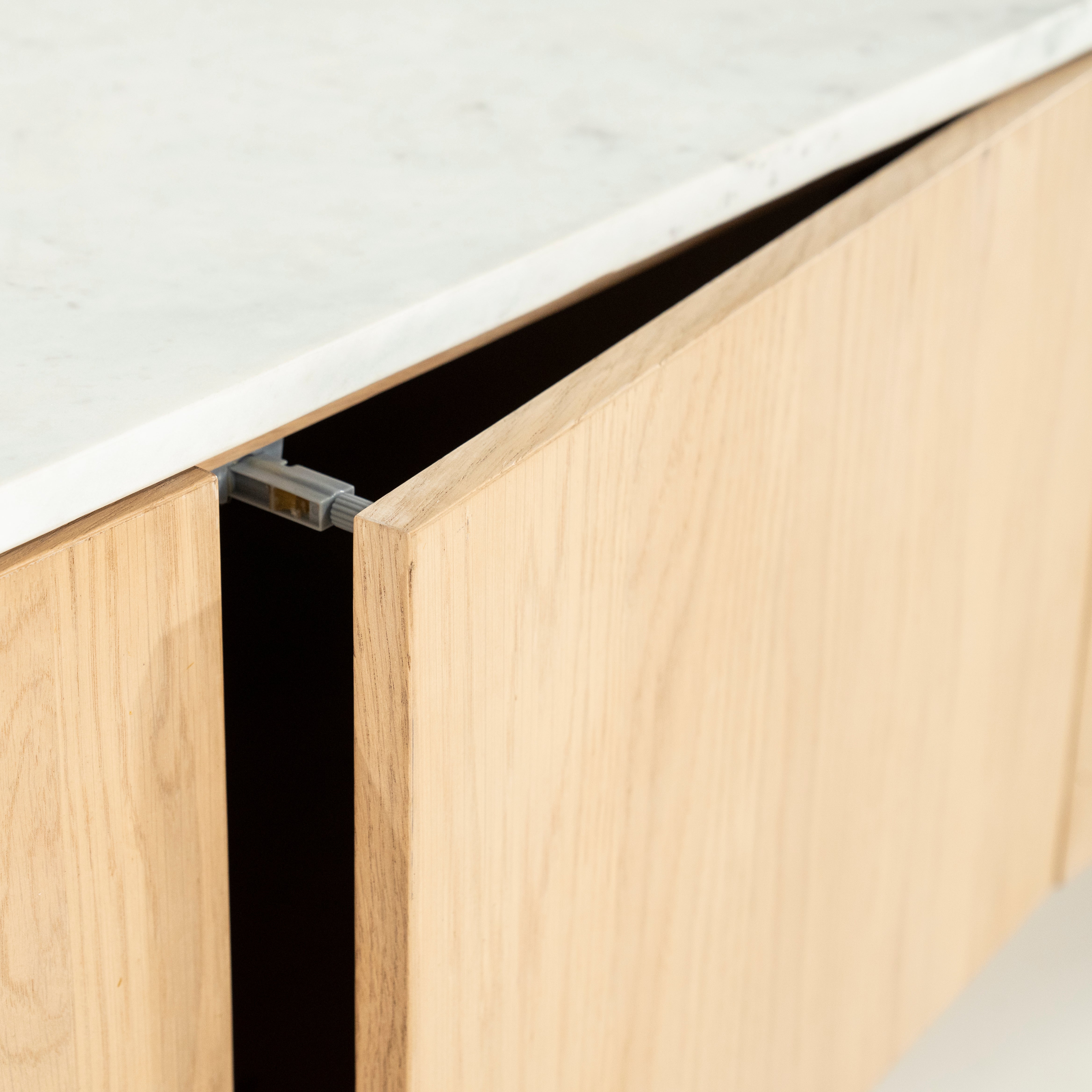 Televízna skrinka DON z dubového dreva s mramorovou doskou