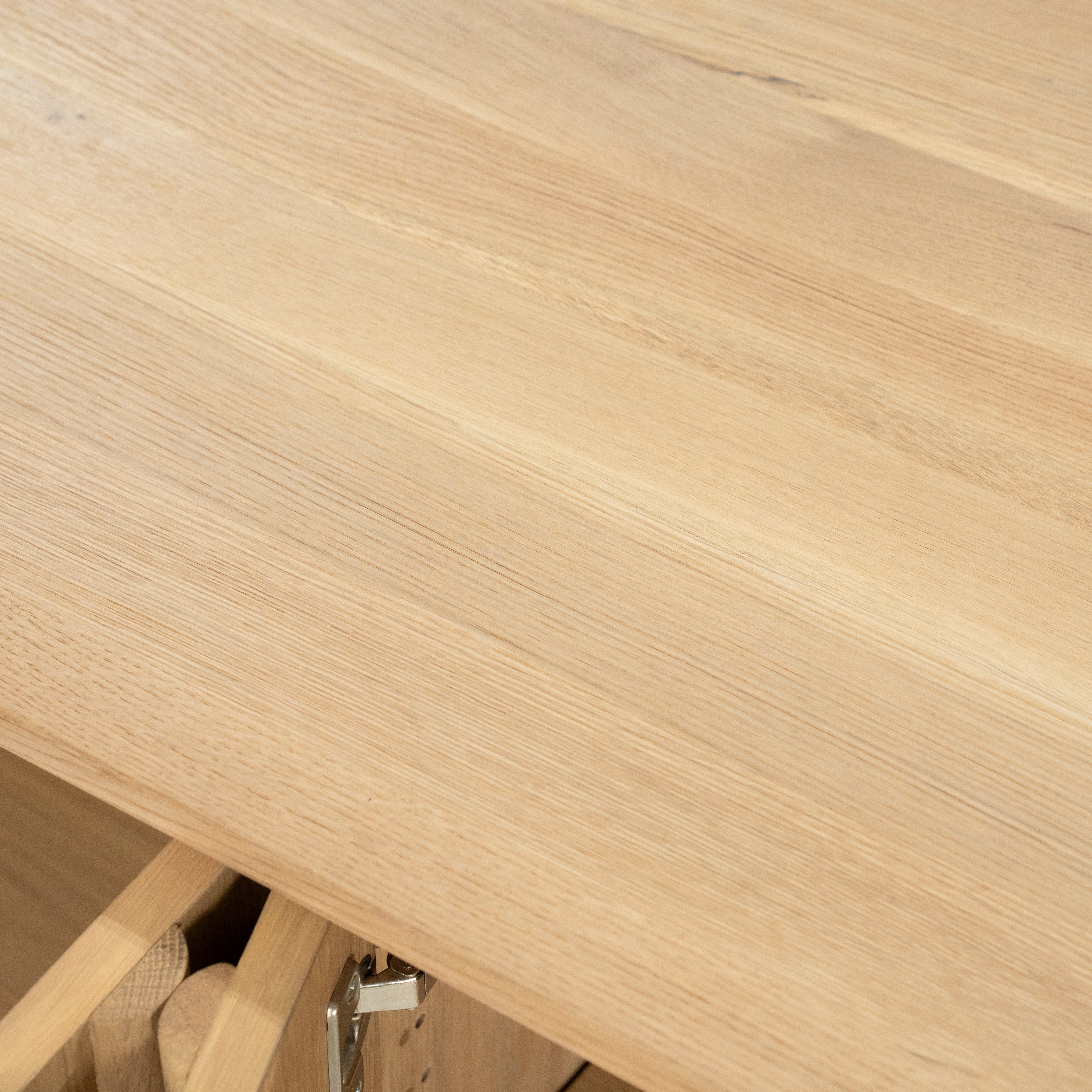 Televízna skrinka JAKE z dubového dreva