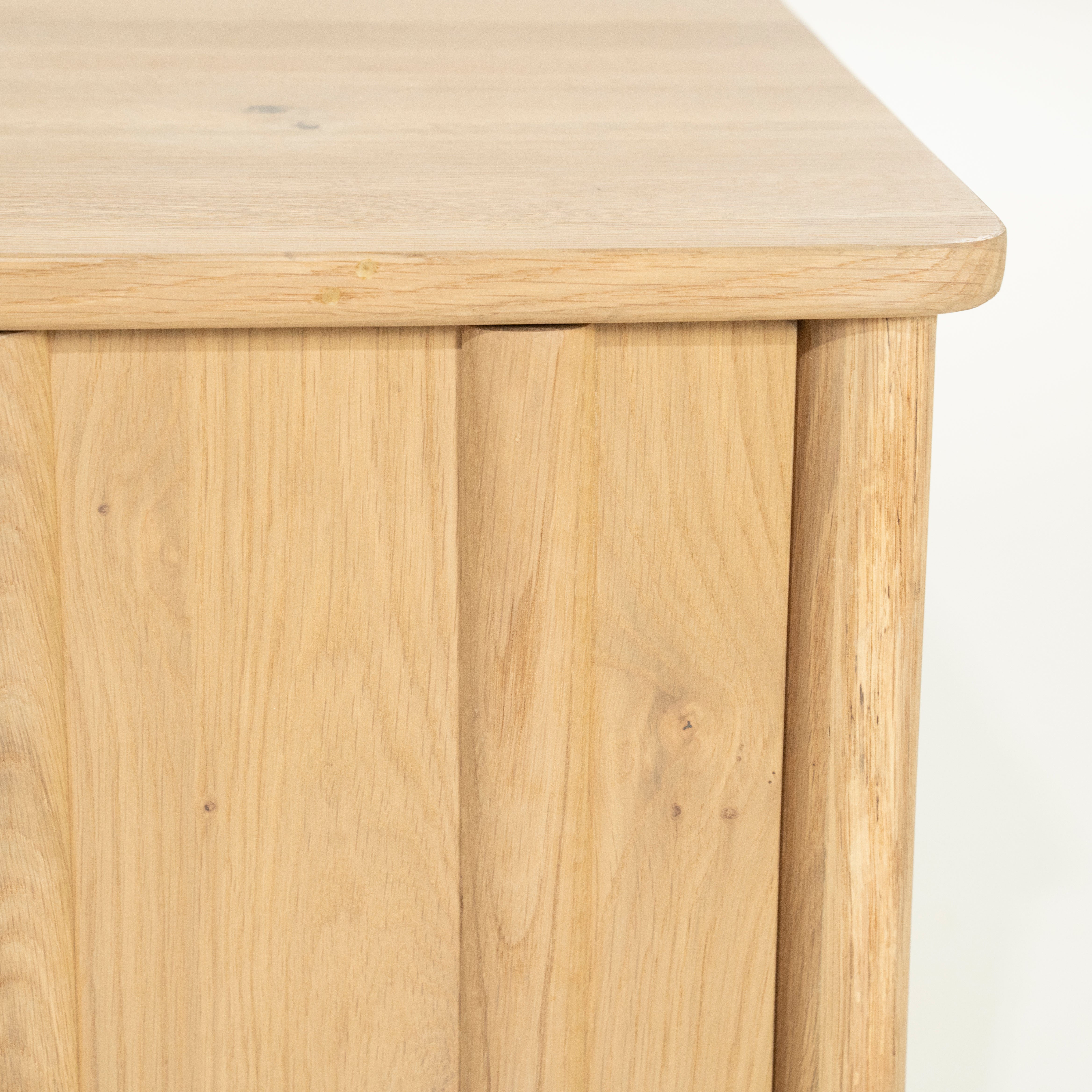 Televízna skrinka JAKE z dubového dreva