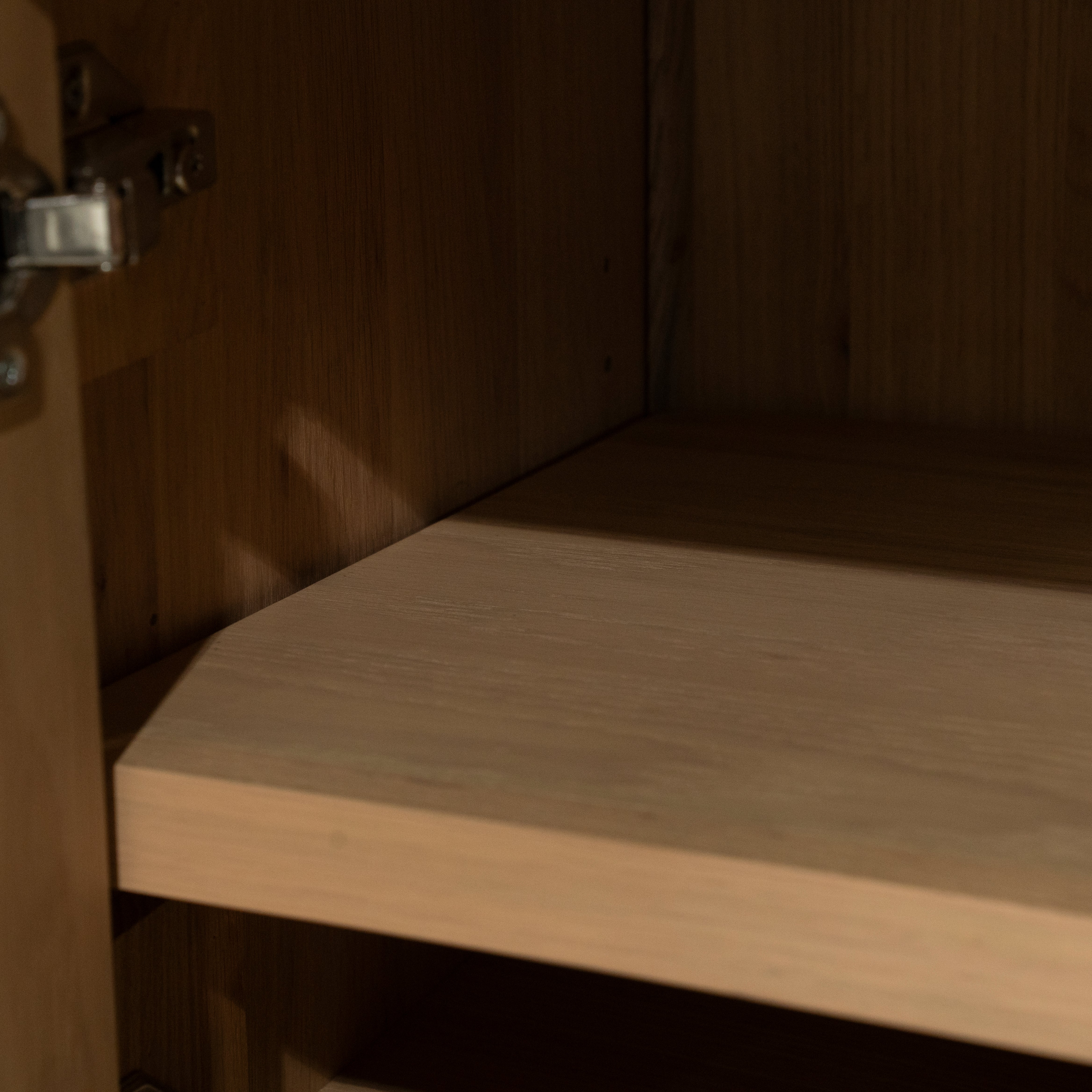 Televízna skrinka JAKE z dubového dreva