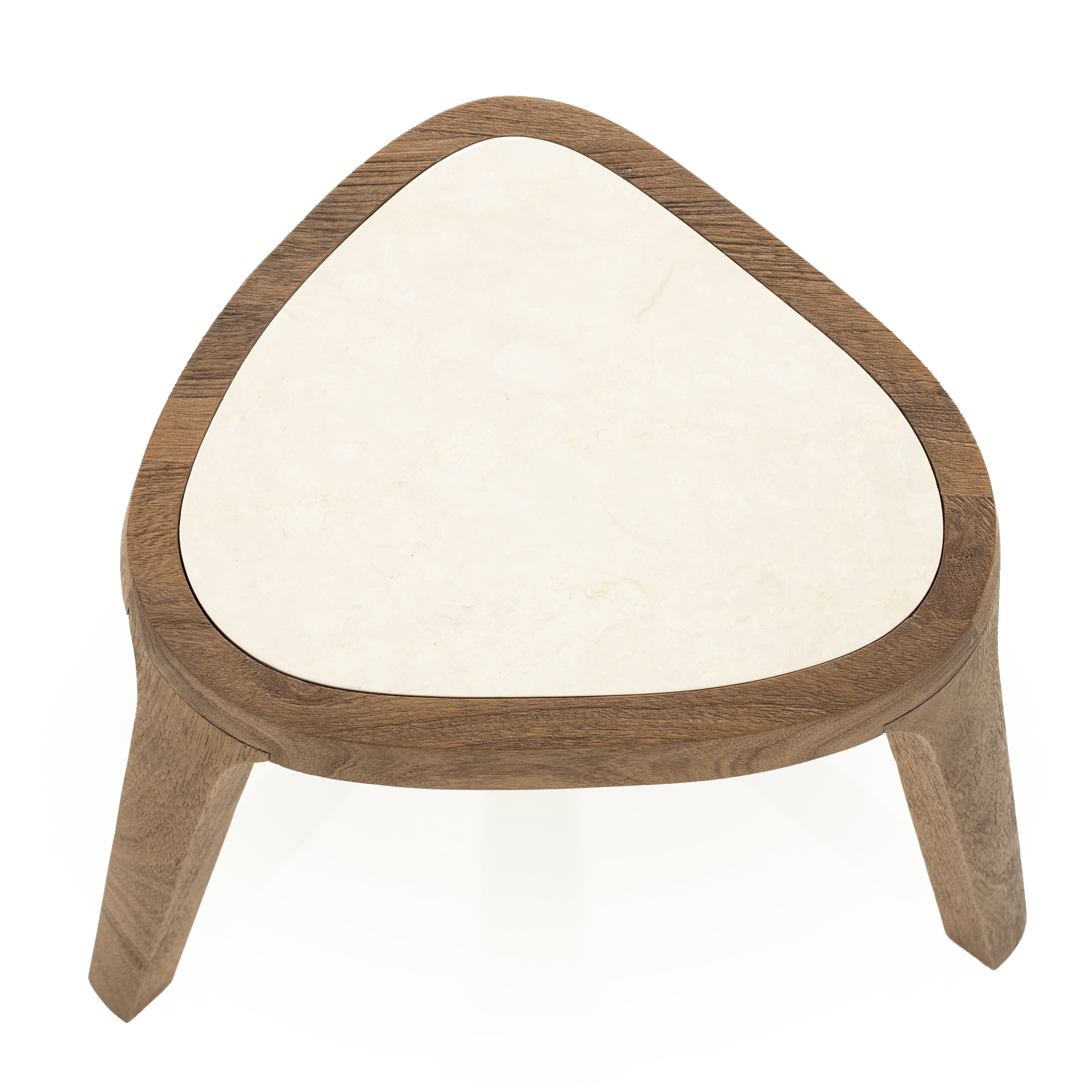 Bočný stolík FRED krémový mramor s drevenou základňou