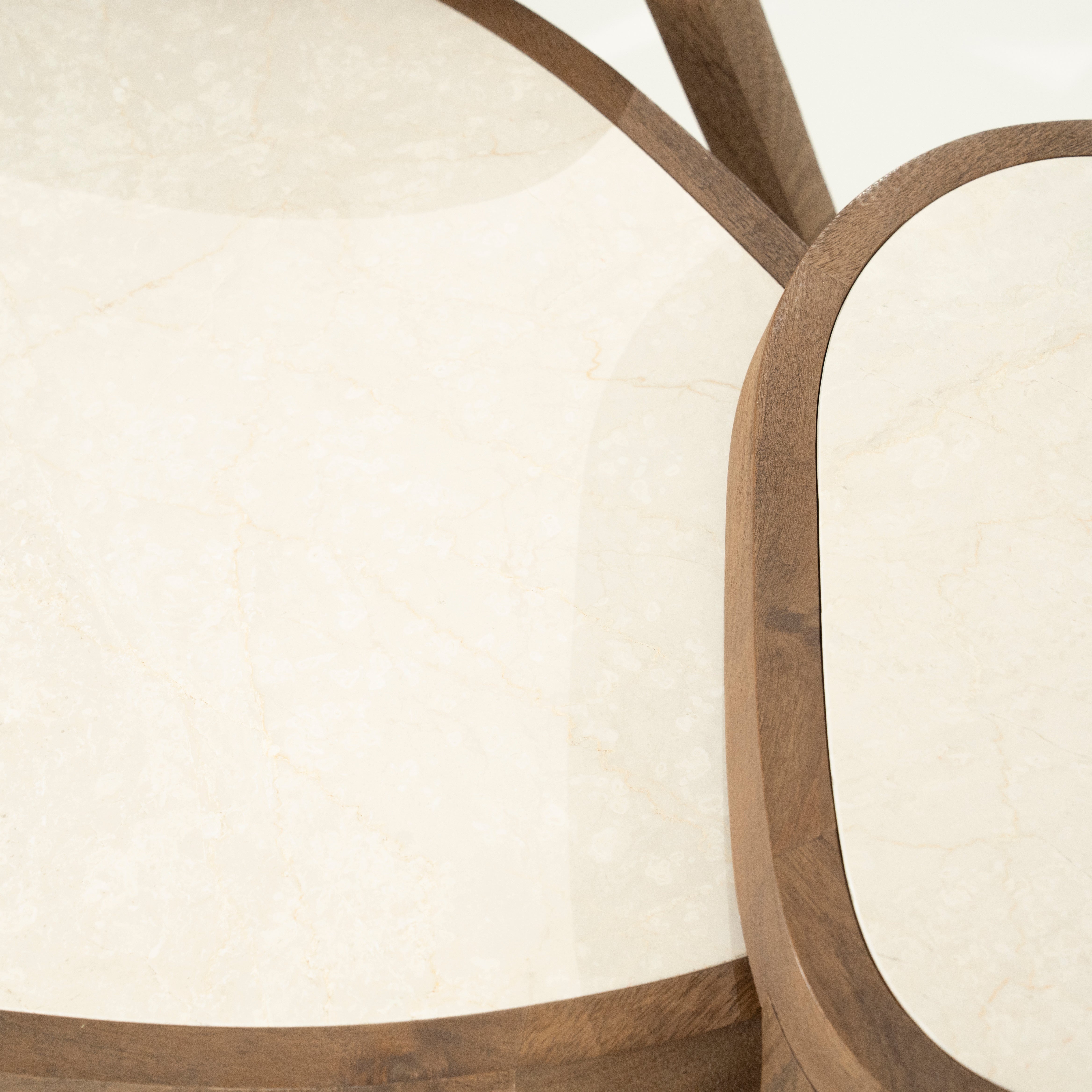 Kávový stolík FRED krémový mramor s drevenou základňou